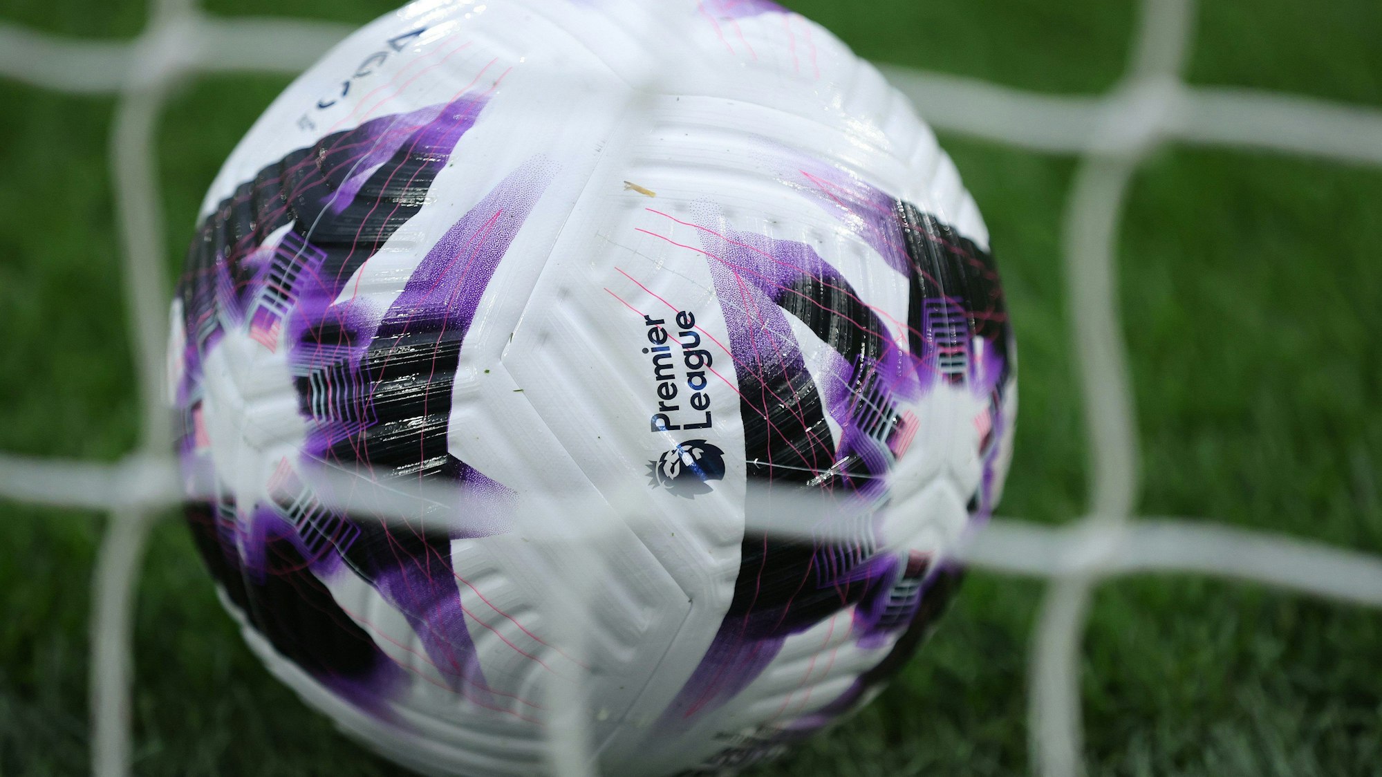 Der Spielball liegt während des Spiels in Craven Cottage im Tor.