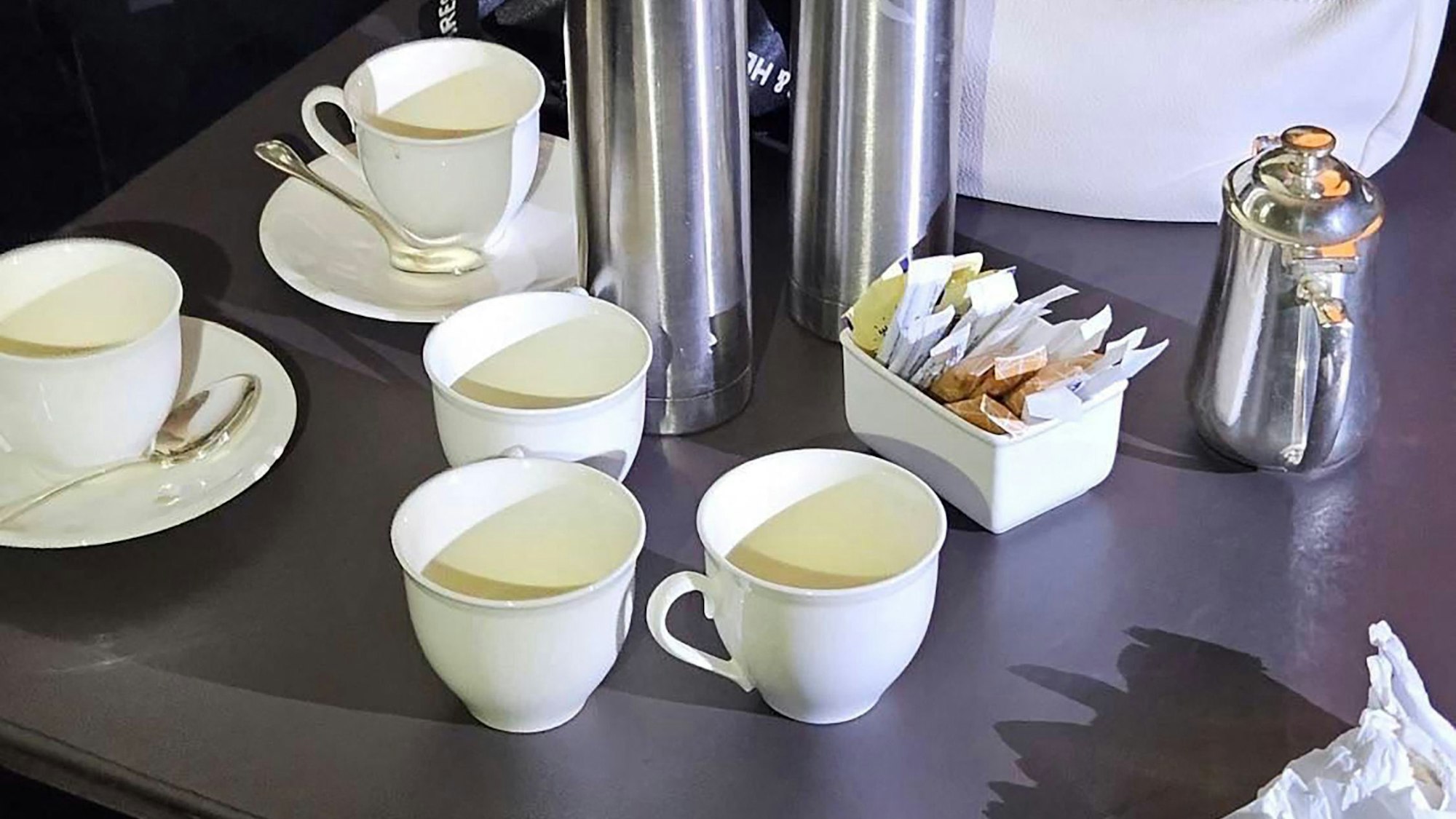 Die mit einer unbekannten Substanz versetzten Teetassen stehen im Hotelzimmer der toten Touristen Laut Medienberichten wurde darin Blausäure gefunden.