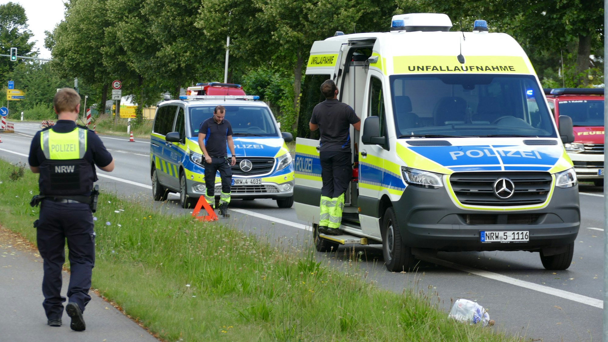 Ein spezielles Verkehrsunfallaufnahme-Team der Polizei aus Euskirchen sicherte die Spuren an der Unfallstelle auf der L 158.