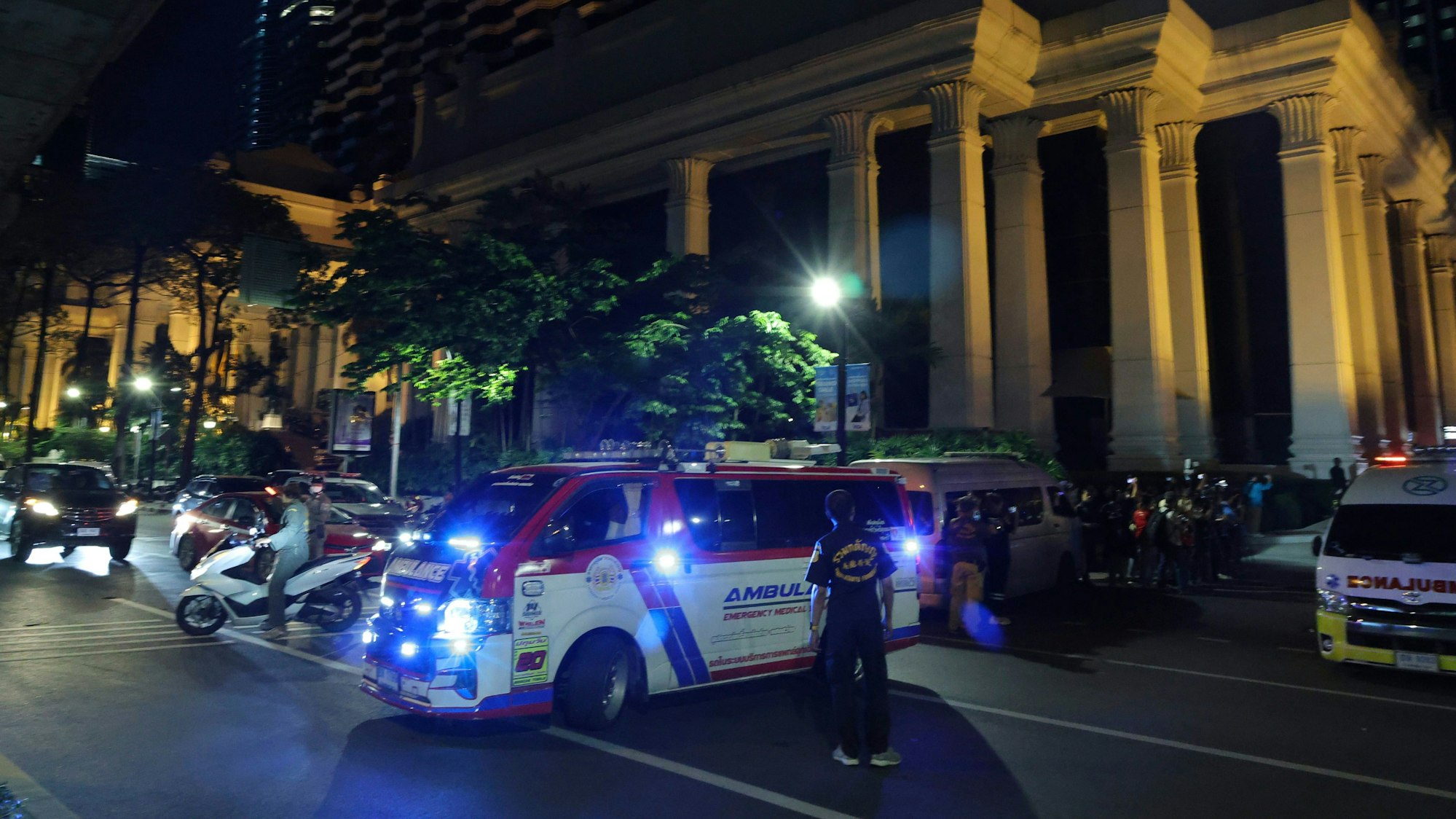 Ein Krankenwagen steht vor dem Grand Hyatt Erawan Hotel im Zentrum von Bangkok. Ein Hotelmitarbeiter hatte sechs Touristen in einem Zimmer tot aufgefunden. Ein weiterer Mann wird vermisst.