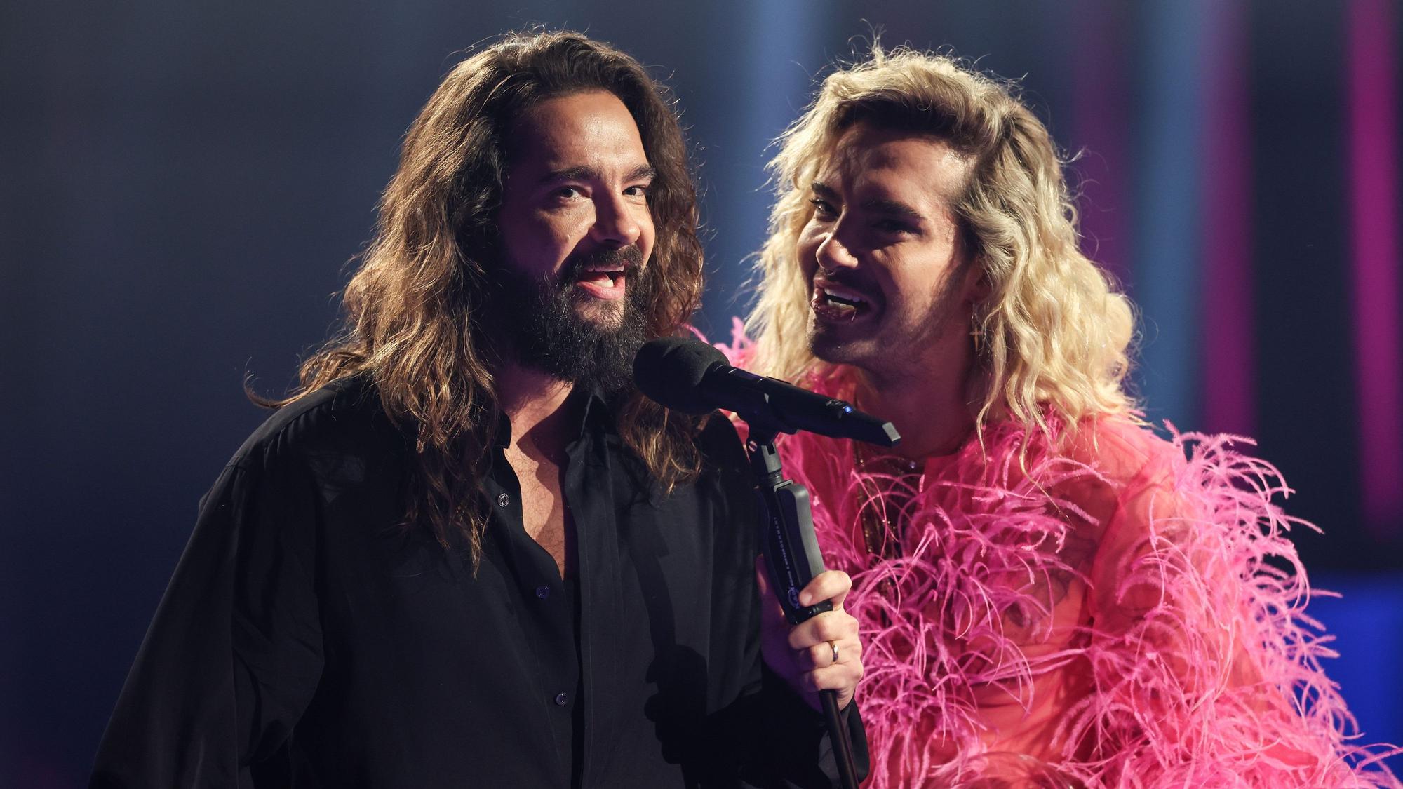 Tom (l) und Bill Kaulitz von der Band Tokio Hotel bei der Preisverleihung "1Live Krone" im Lokschuppen Bielefeld.