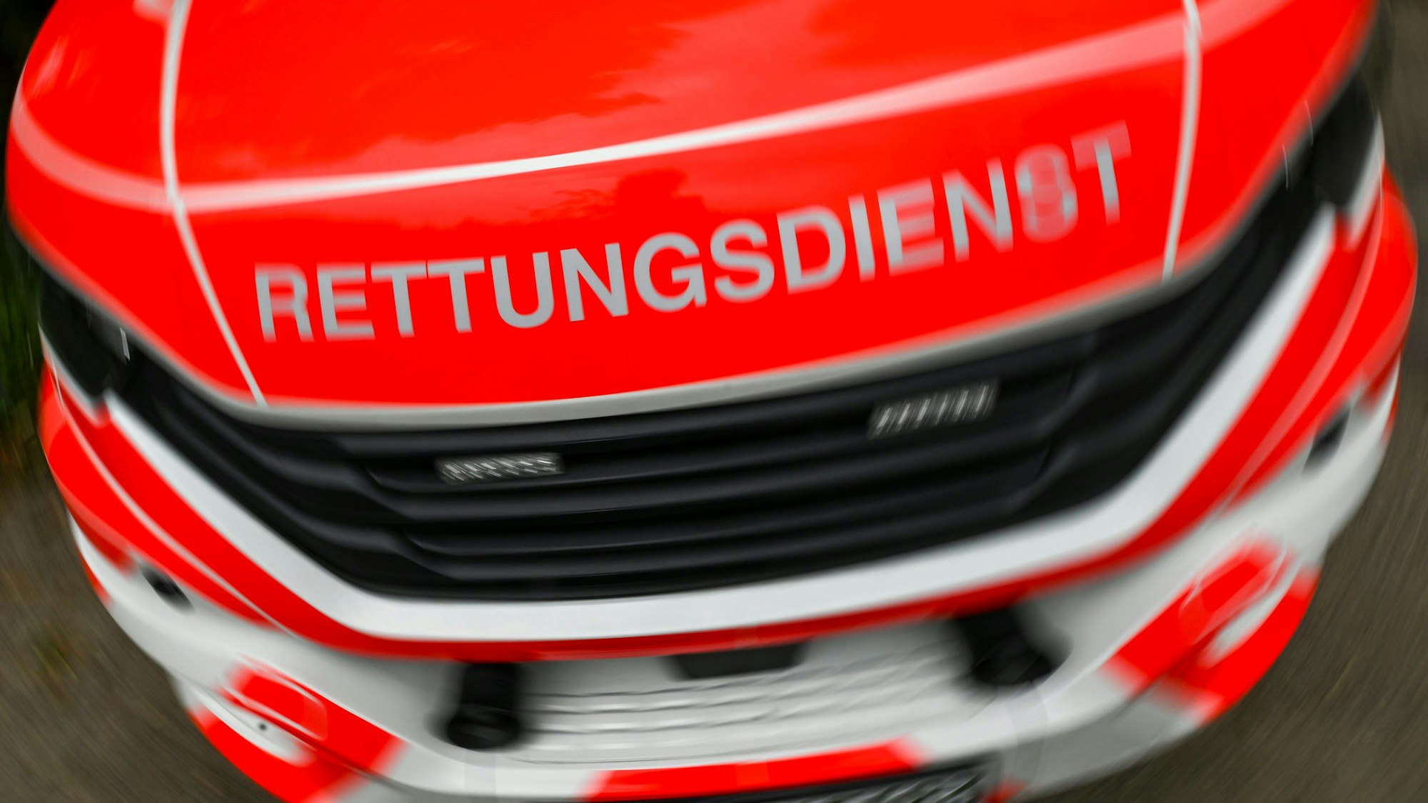 Ein Fahrzeug mit der Aufschrift Rettungsdienst steht bei einer Veranstaltung bereit. (Symbolbild)