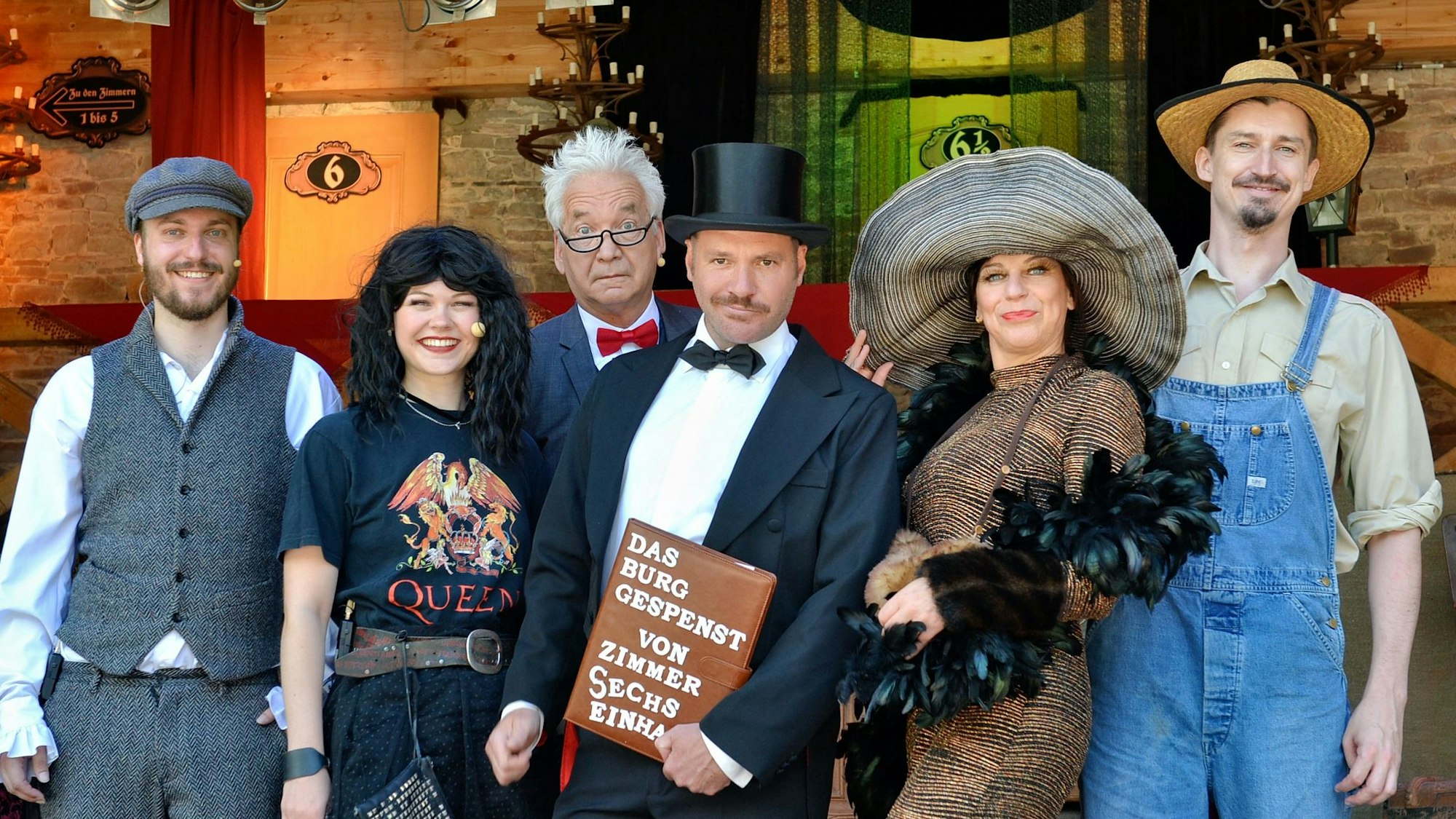 Zwei Schauspielerinnen und vier Schauspieler stehen in ihren Kostümen auf der Bühne.