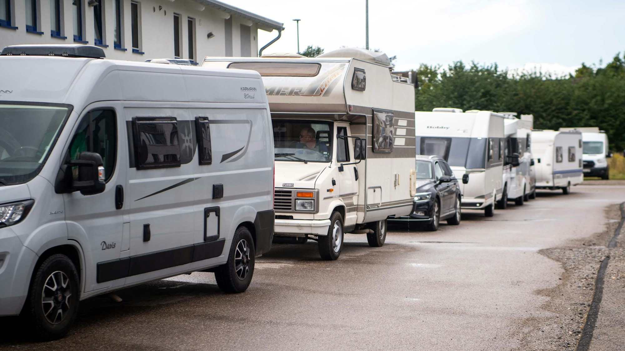 Das Bild zeigt eine Schlange von Wohnmobilen und Wohnwagen in Euskirchen bei der Wiegeaktion.