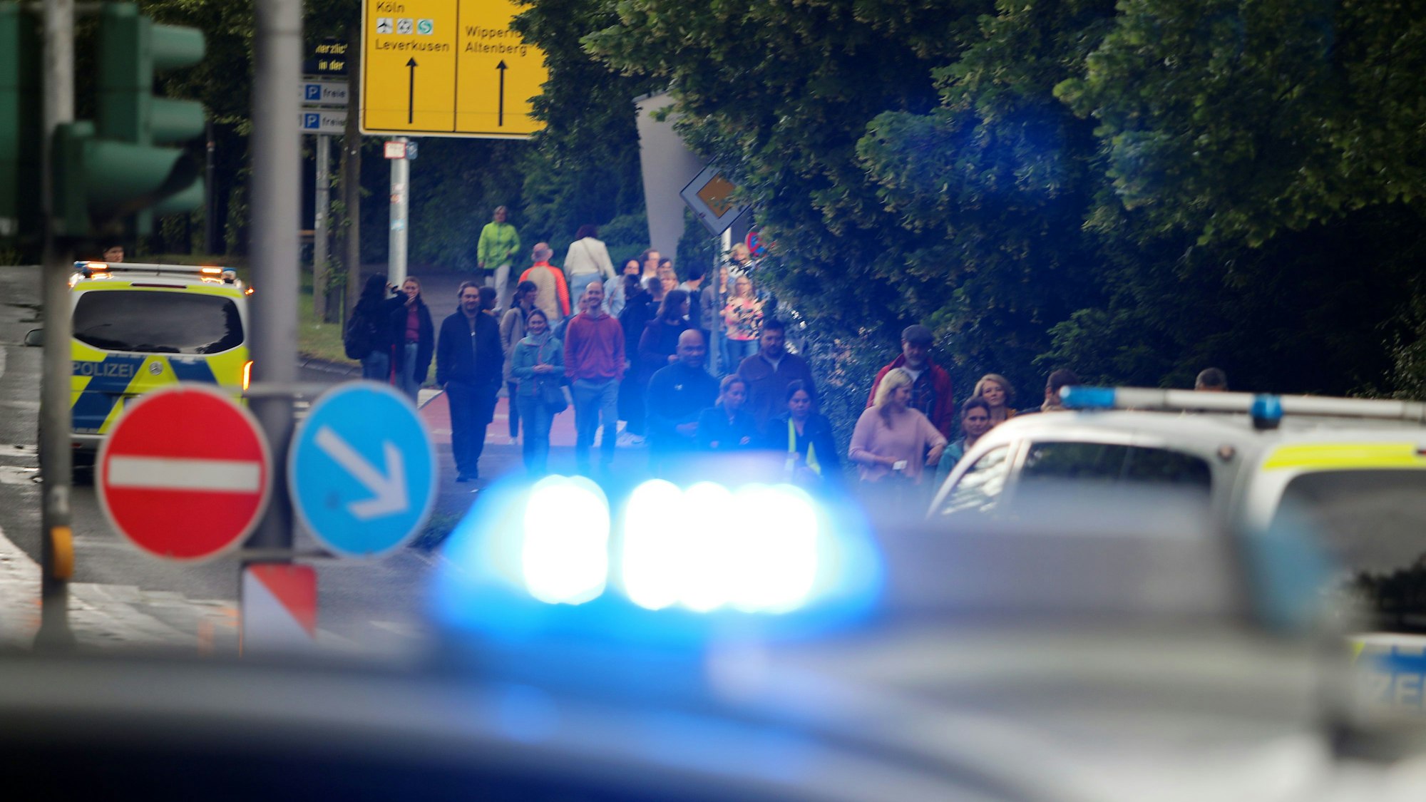 Ein Wagen mit Blaulicht fährt auf einer Straße.