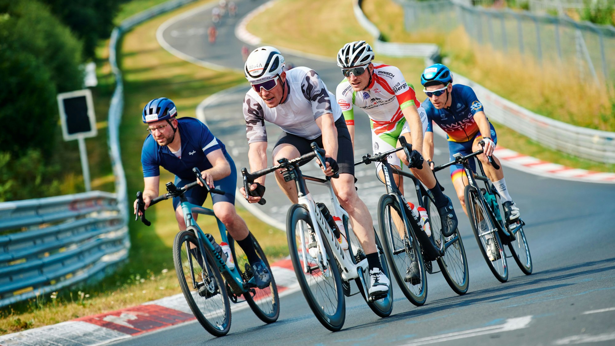Vier Rennfahrer bei der Rundfahrt Rad am Ring auf dem Nürburgring.