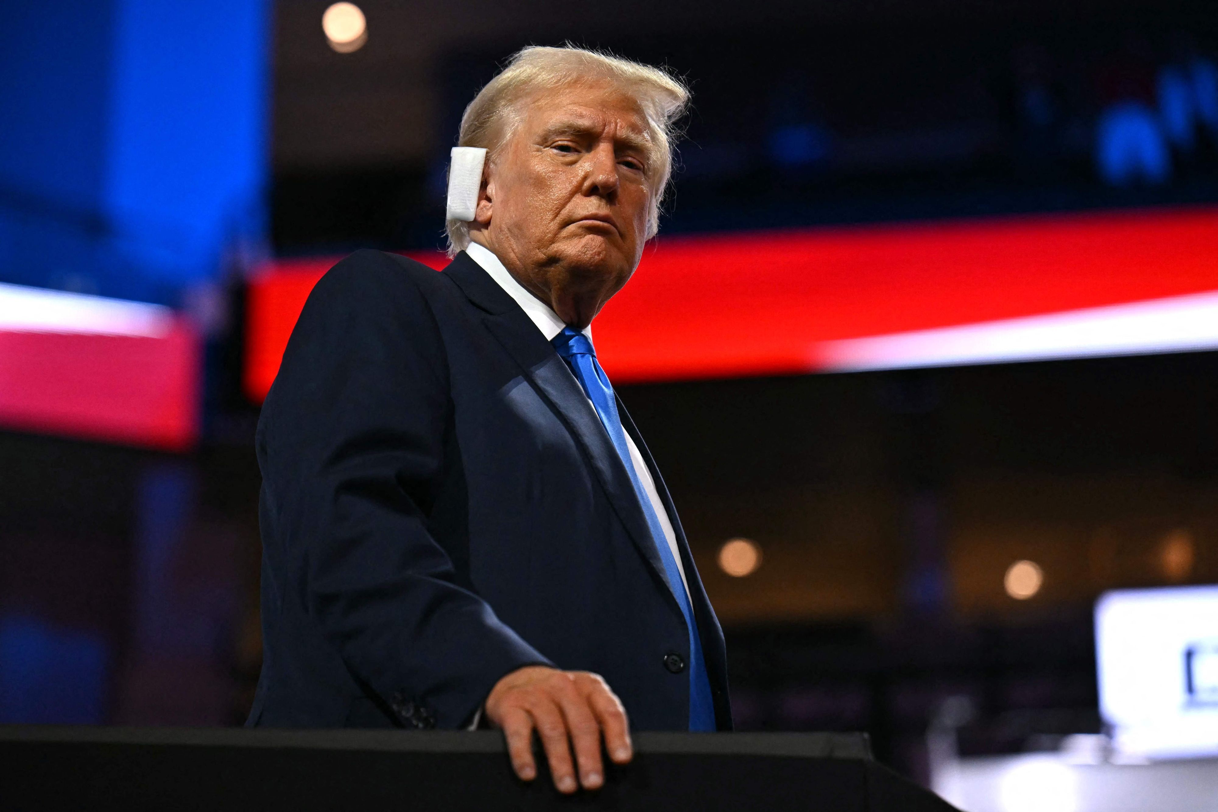 Donald Trump besucht mit einem großen Pflaster auf seinem Ohr auf der National Convention der Republikaner.