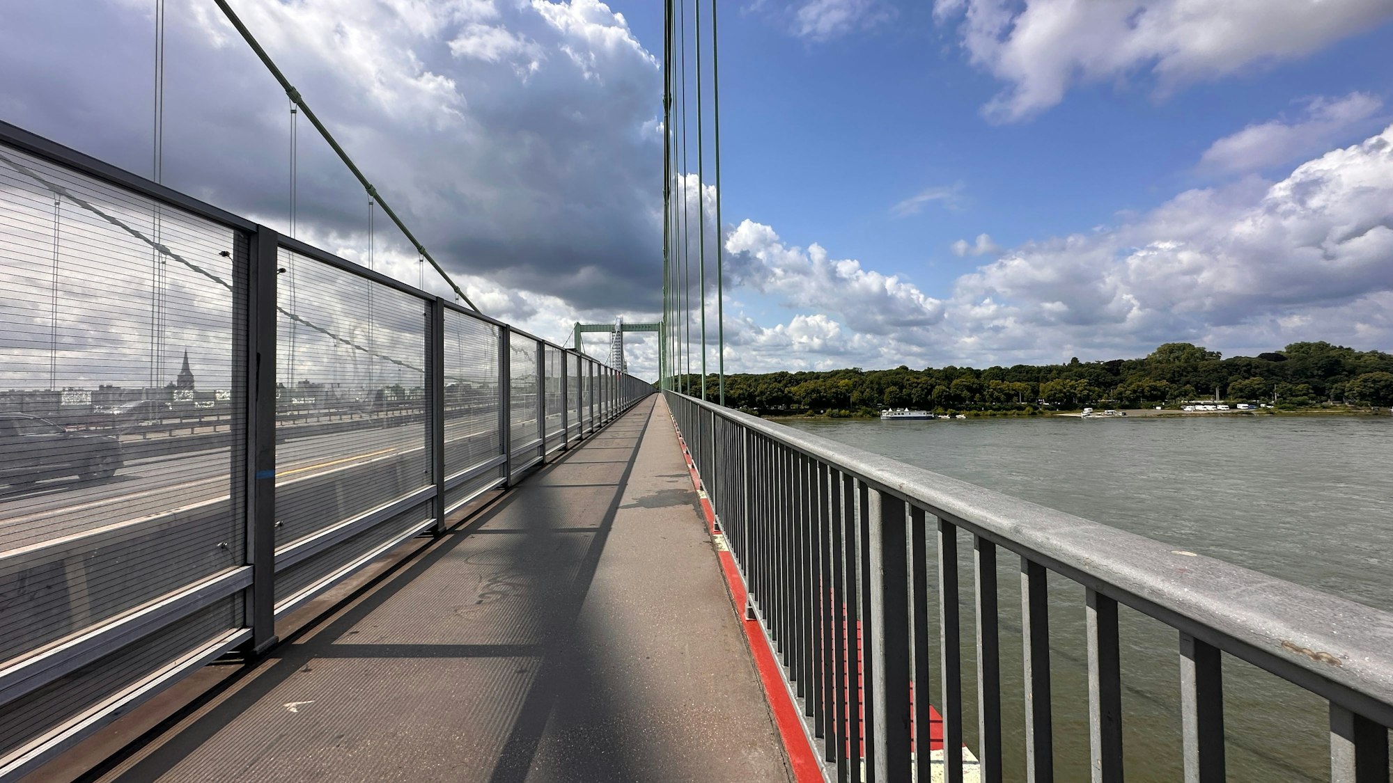 Radweg auf der Rodenkirchener Brücke