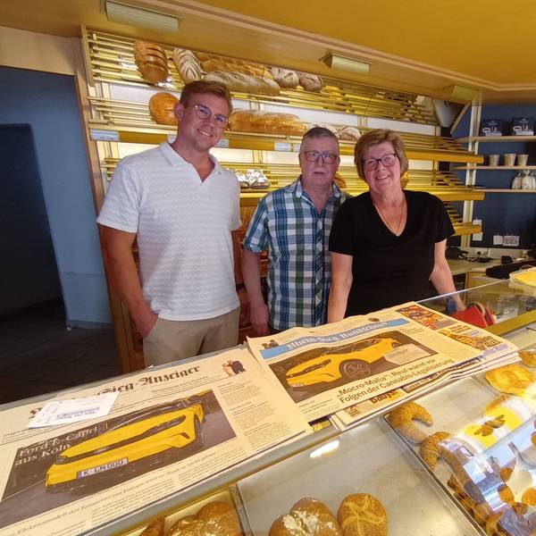Drei Personen hinter einer Bäckereitheke