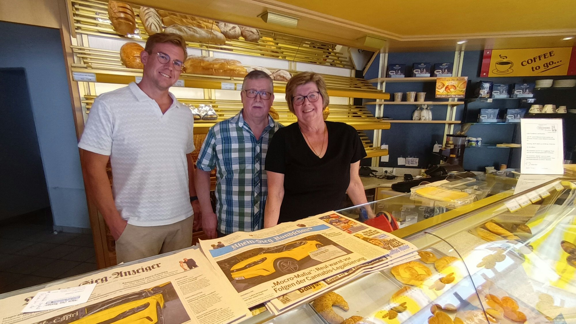 Drei Personen hinter einer Bäckereitheke