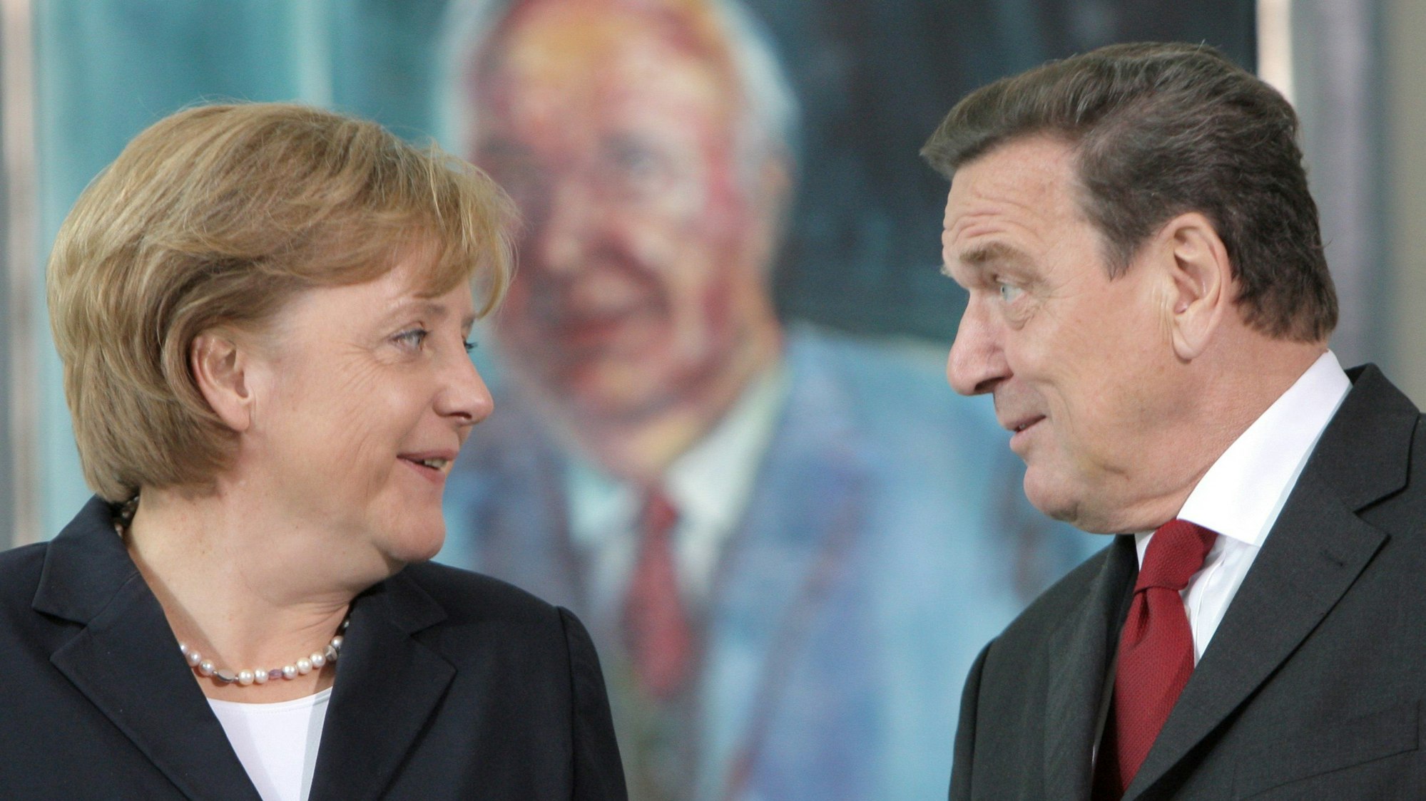 Bundeskanzlerin Angela Merkel und der frühere Bundeskanzler Gerhard Schröder unterhalten sich am Dienstag 2007 im Bundeskanzleramt in Berlin. (Archivbild)