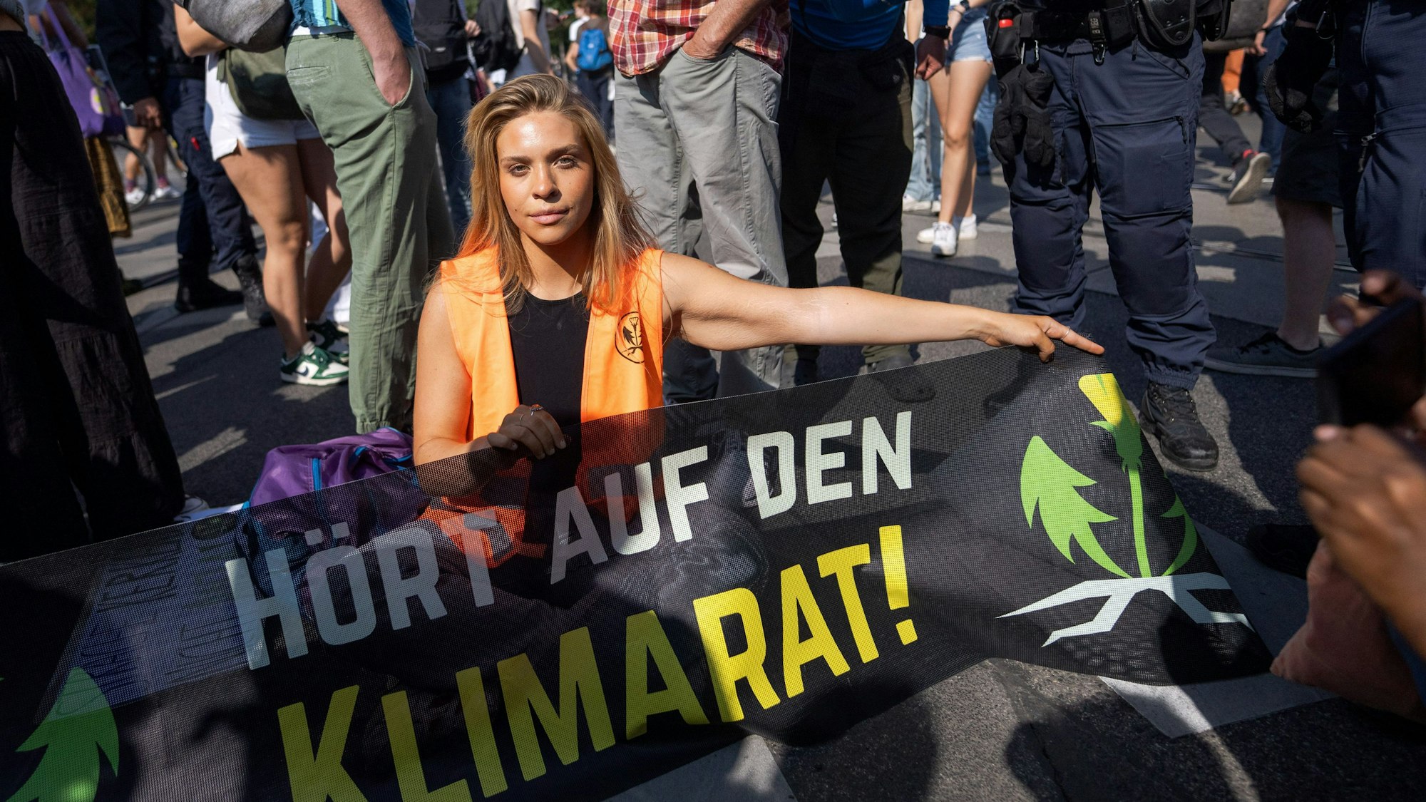 Klima-Aktivistin Anja Windl hält ein Banner mit der Aufschrift «Hört auf den Klimarat».
