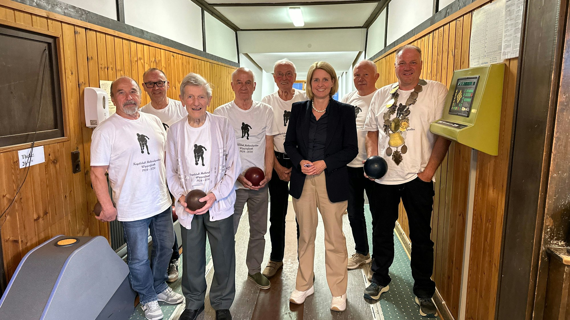 Die Kegelbrüder mit der Bürgermeisterin.