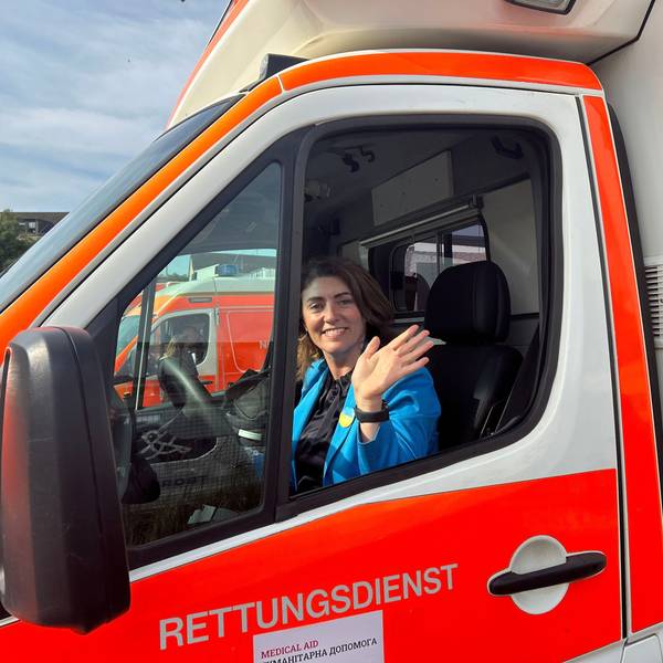 Linda Mai sitzt am Steuer eines Rettungswagens.