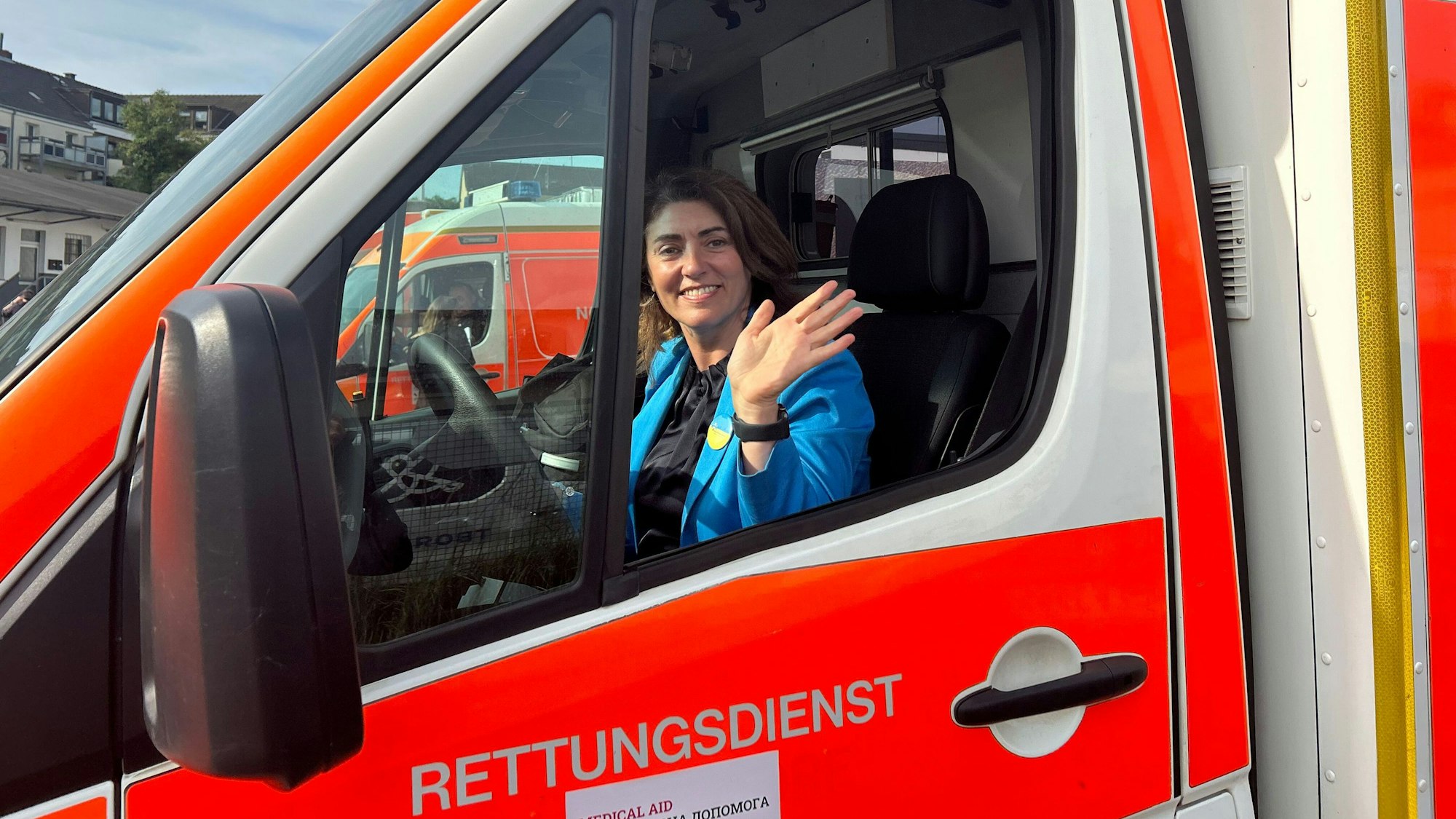 Linda Mai sitzt am Steuer eines Rettungswagens.