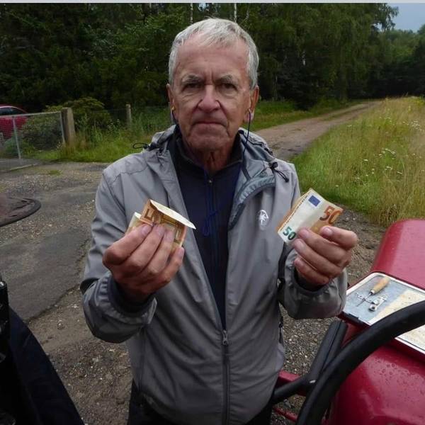 Uwe Jeworowski hält eine Geldspende in seinen Händen.