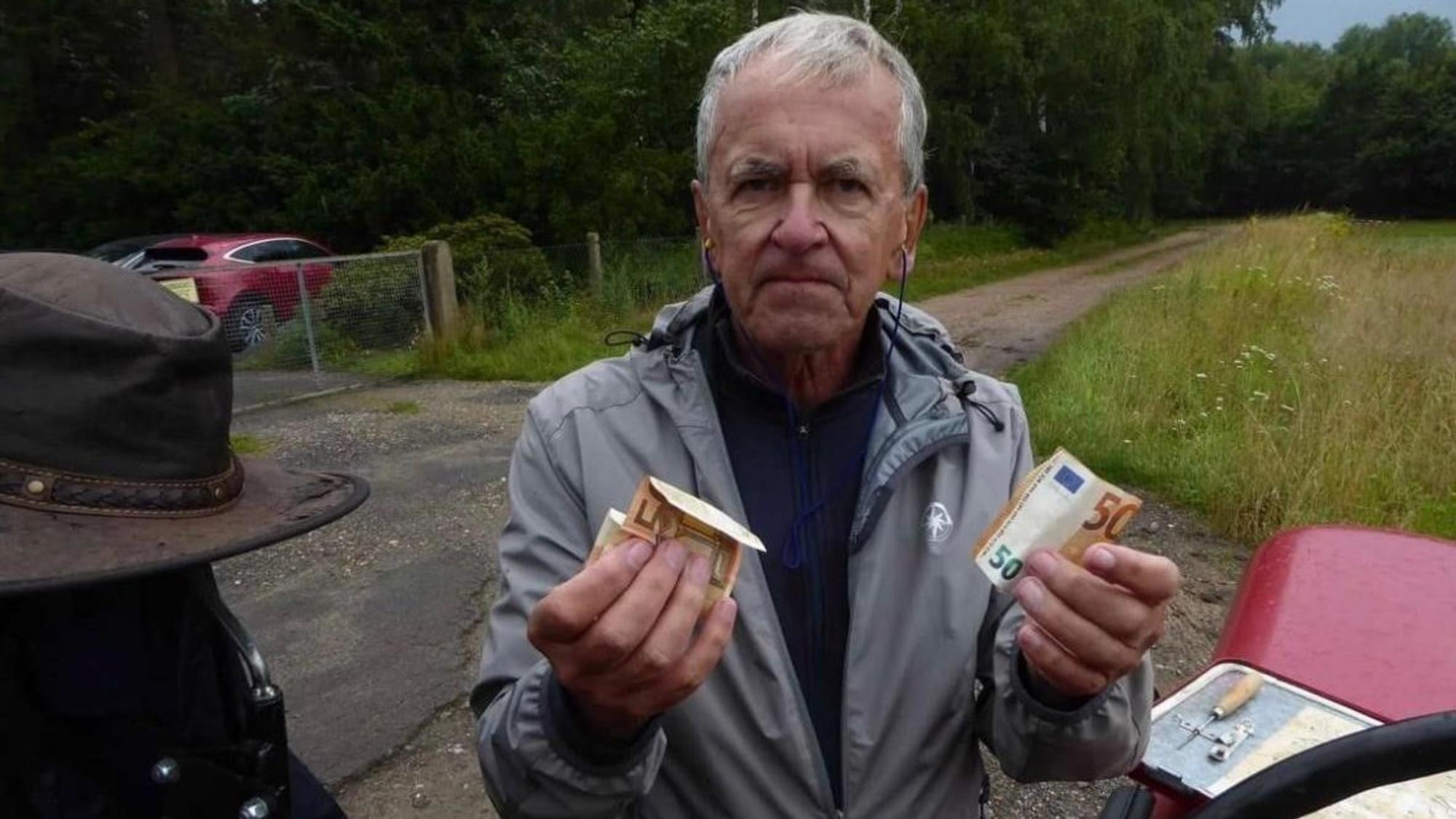 Uwe Jeworowski hält eine Geldspende in seinen Händen.