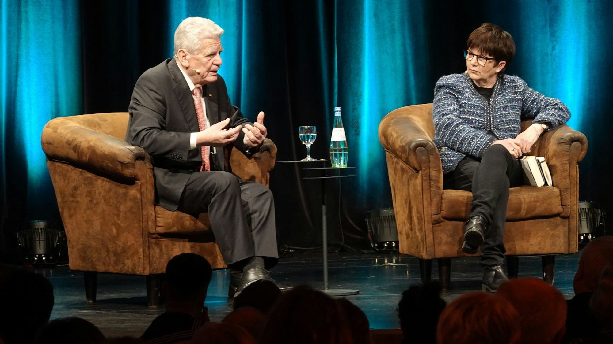 Joachim Gauck und Ursula Weidenfeld bei der Vorstellung des Buches in Berlin.