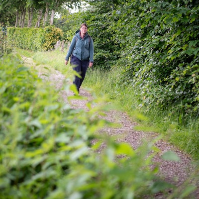 Reporterin Julia Reuß wandert auf dem Wildnistrail im Nationalpark Eifel.