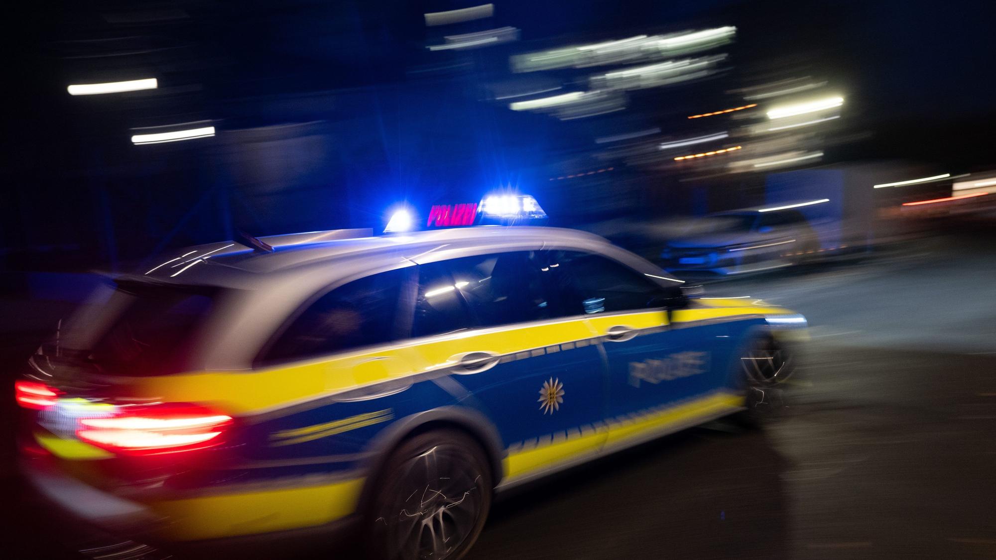 Das Bild zeigt einen Streifenwagen im Einsatz.