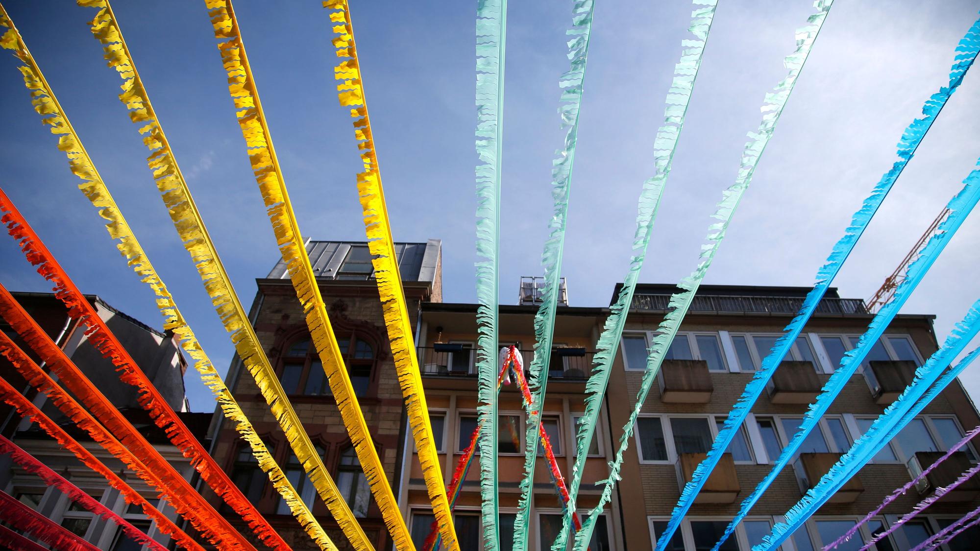 Geschmückte Bars und Clubs in der Schaafenstrasse in Regenbogenfarben gibt es seit langem für den CSD.