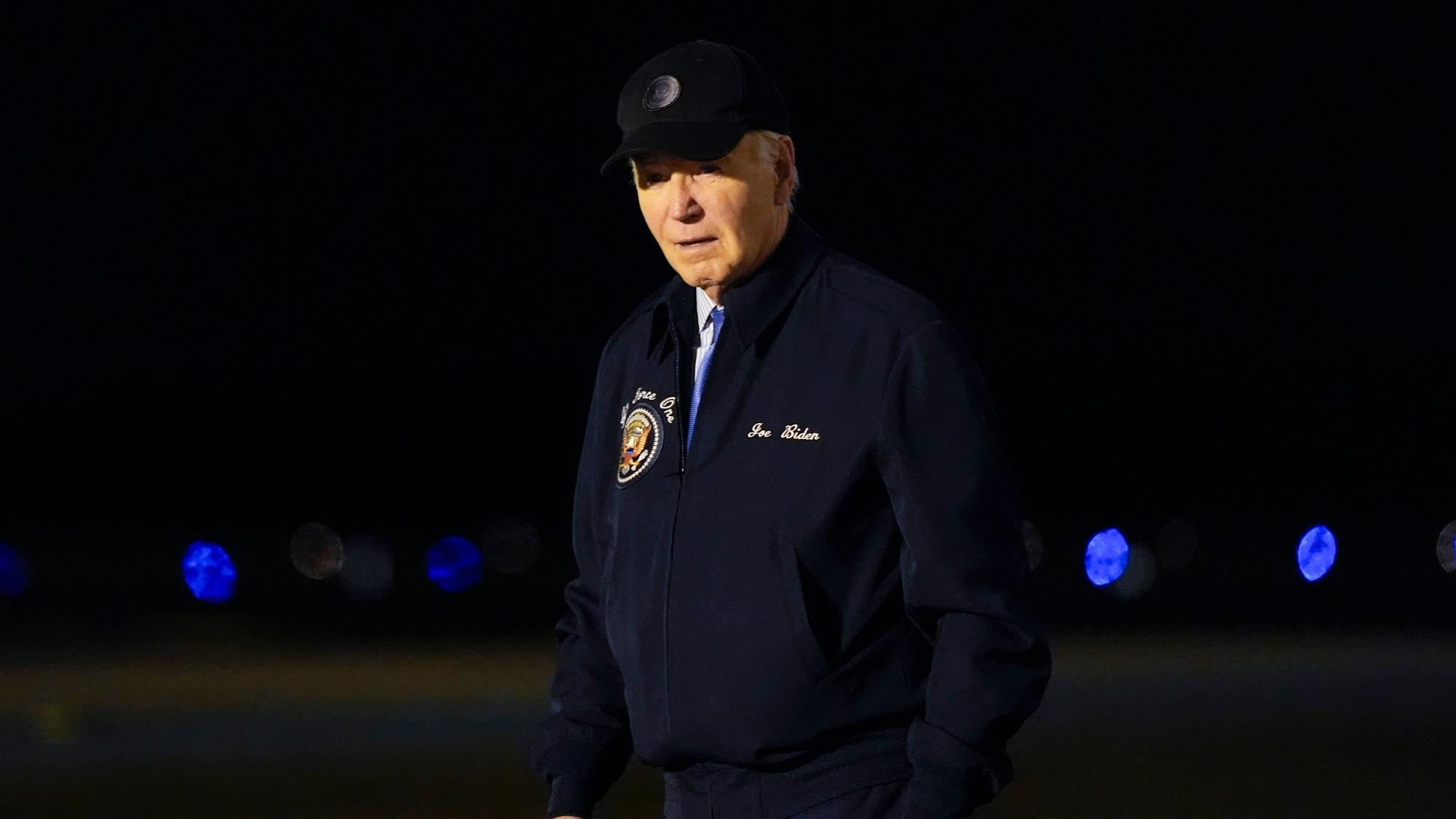 US-Präsident Joe Biden geht zu seinem Auto, nachdem er auf der Dover Air Force Base in Delaware aus der Air Force One ausgestiegen ist,. Biden kehrt in sein Haus in Rehoboth Beach (Delware) zurück, um sich selbst zu isolieren, nachdem er positiv auf COVID-19 getestet wurde.