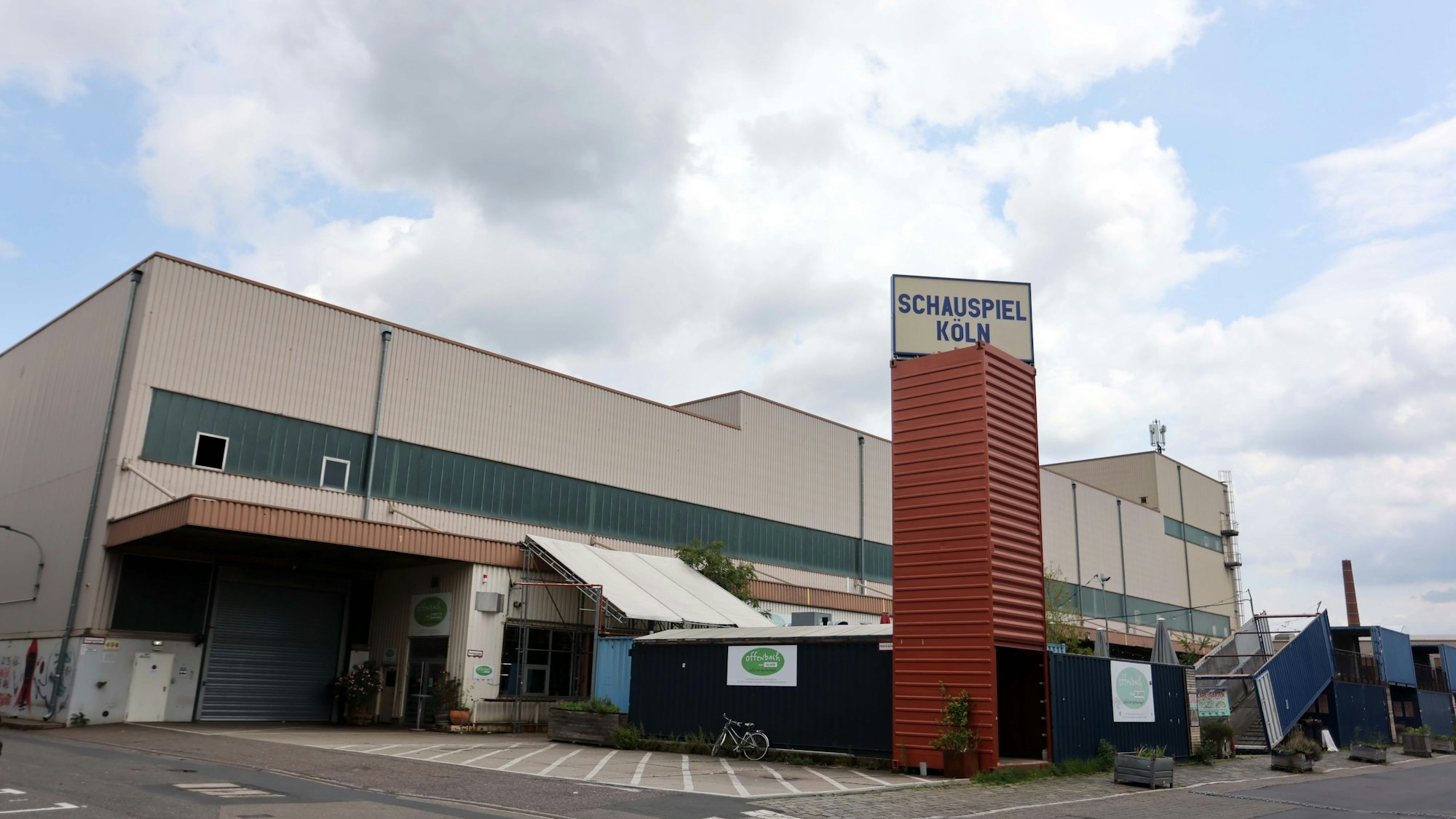 Am Depot steht ein großes Schild mit der Aufschrift „Schauspiel Köln“.