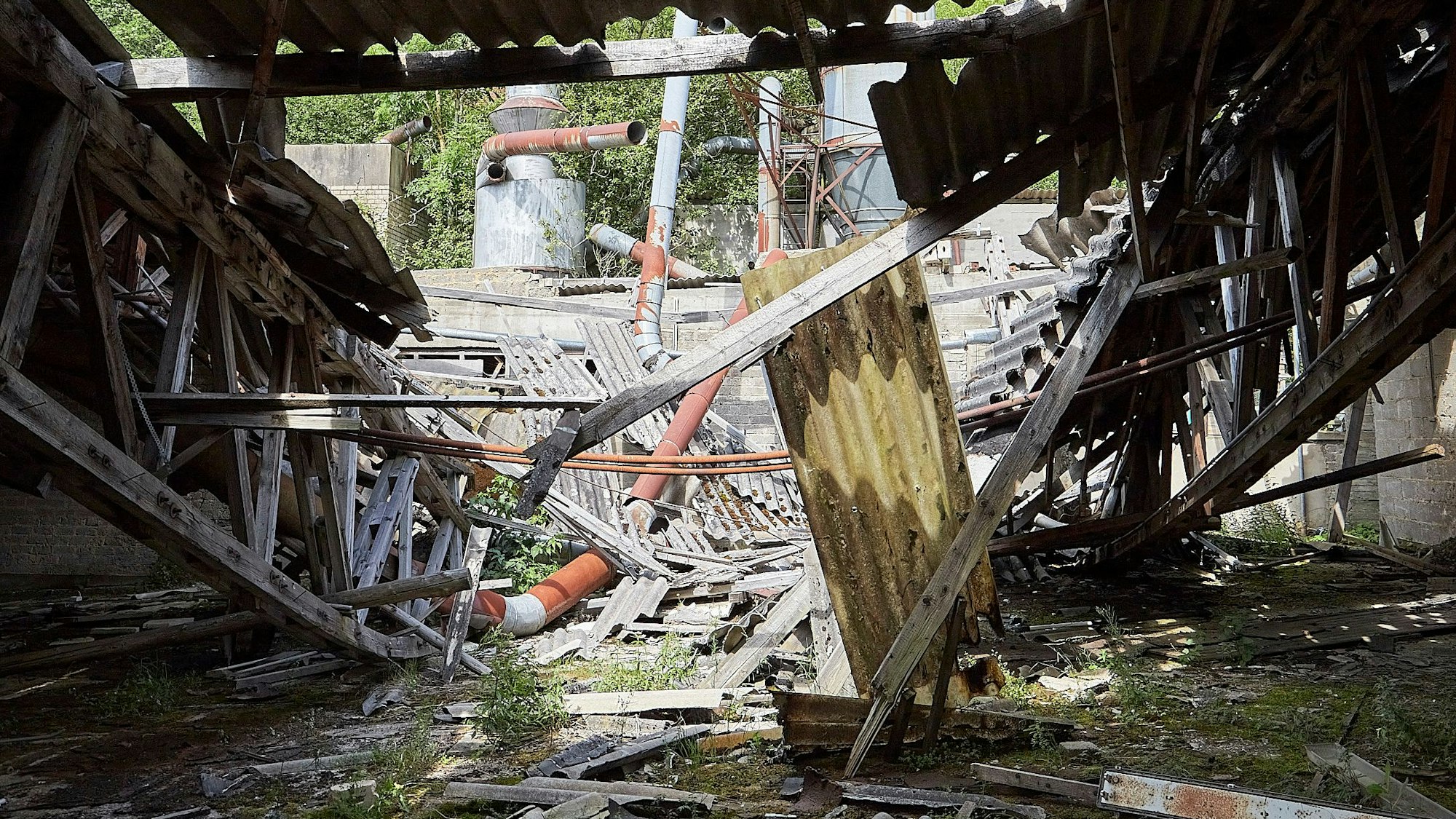 Ein eingestürztes Dach in einer ehemaligen Werkshalle der Ruhr KG.