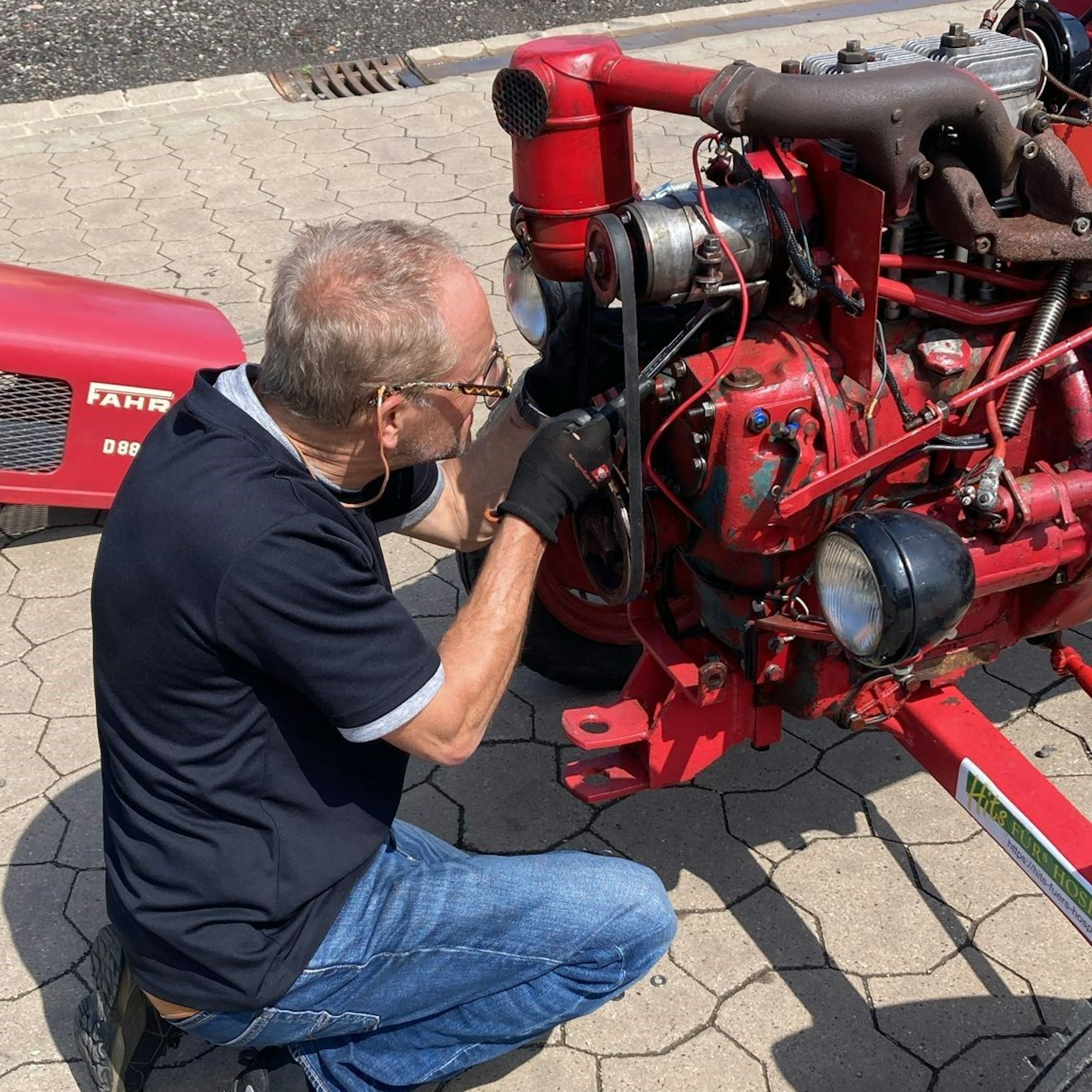 Ein Mitarbeiter der Schlosserei Uhlit repariert den Trecker.