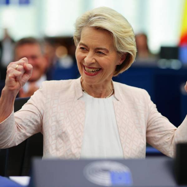 Ursula von der Leyen hat es ein zweites Mal geschafft. Die CDU-Politikerin hat die Rückendeckung des Europaparlaments für weitere fünf Jahre an der Spitze der EU-Kommission. Auch dank rechter Stimmen?18.07.2024, Frankreich, Straßburg: Ursula von der Leyen (CDU), amtierende Präsidentin der Europäischen Kommission, reagiert nach der Auszählung der Stimmen im Plenarsaal des Europäischen Parlaments. Das EU-Parlament stimmte einer zweiten Amtszeit von EU-Kommissionspräsidentin von der Leyen zu. Foto: Philipp von Ditfurth/dpa +++ dpa-Bildfunk +++