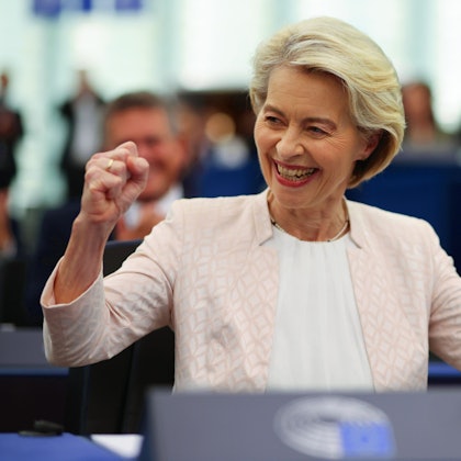 Ursula von der Leyen hat es ein zweites Mal geschafft. Die CDU-Politikerin hat die Rückendeckung des Europaparlaments für weitere fünf Jahre an der Spitze der EU-Kommission. Auch dank rechter Stimmen?18.07.2024, Frankreich, Straßburg: Ursula von der Leyen (CDU), amtierende Präsidentin der Europäischen Kommission, reagiert nach der Auszählung der Stimmen im Plenarsaal des Europäischen Parlaments. Das EU-Parlament stimmte einer zweiten Amtszeit von EU-Kommissionspräsidentin von der Leyen zu. Foto: Philipp von Ditfurth/dpa +++ dpa-Bildfunk +++