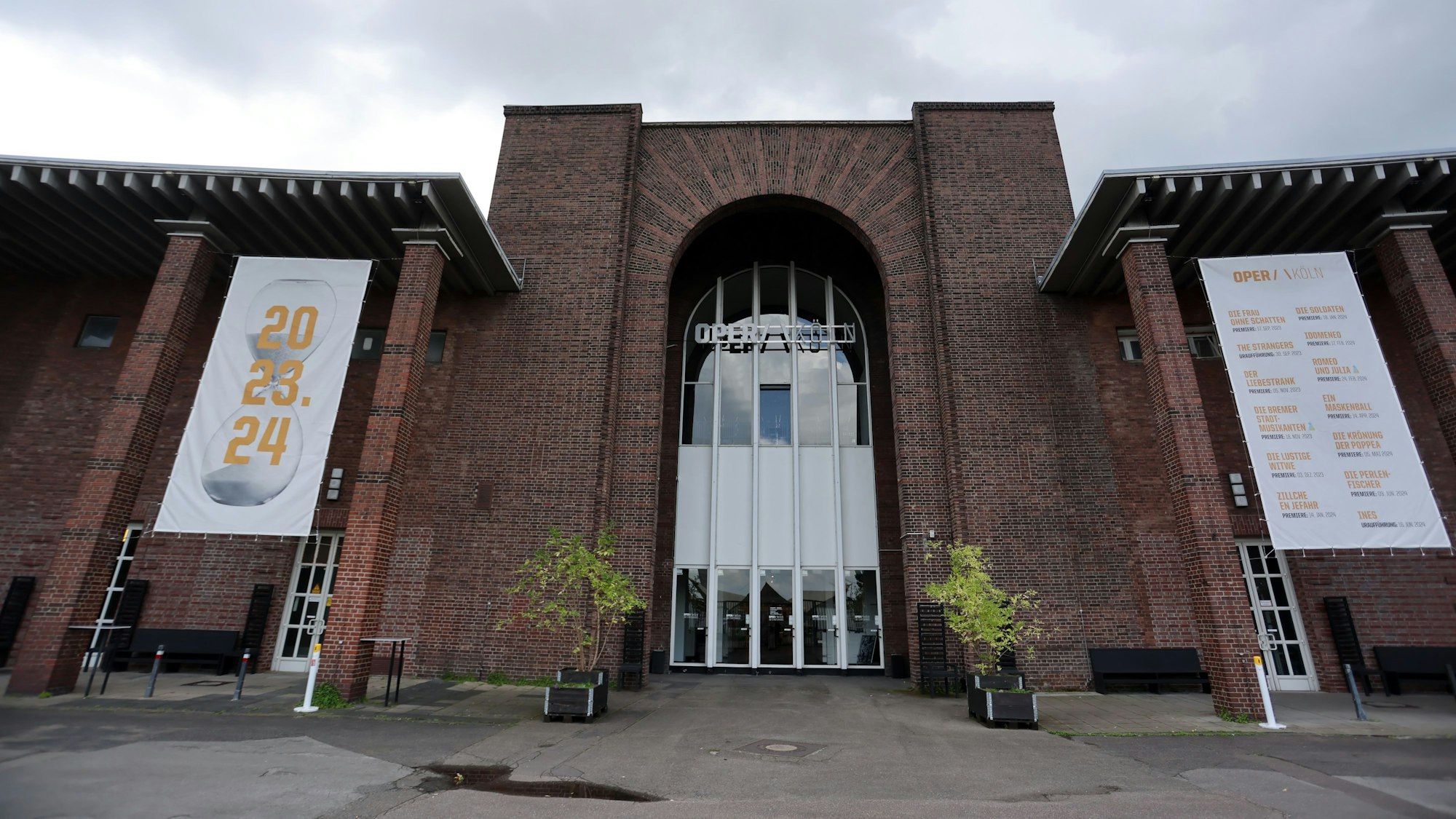 Am Staatenhaus hängen Banner mit dem aktuellen Bühnenprogramm