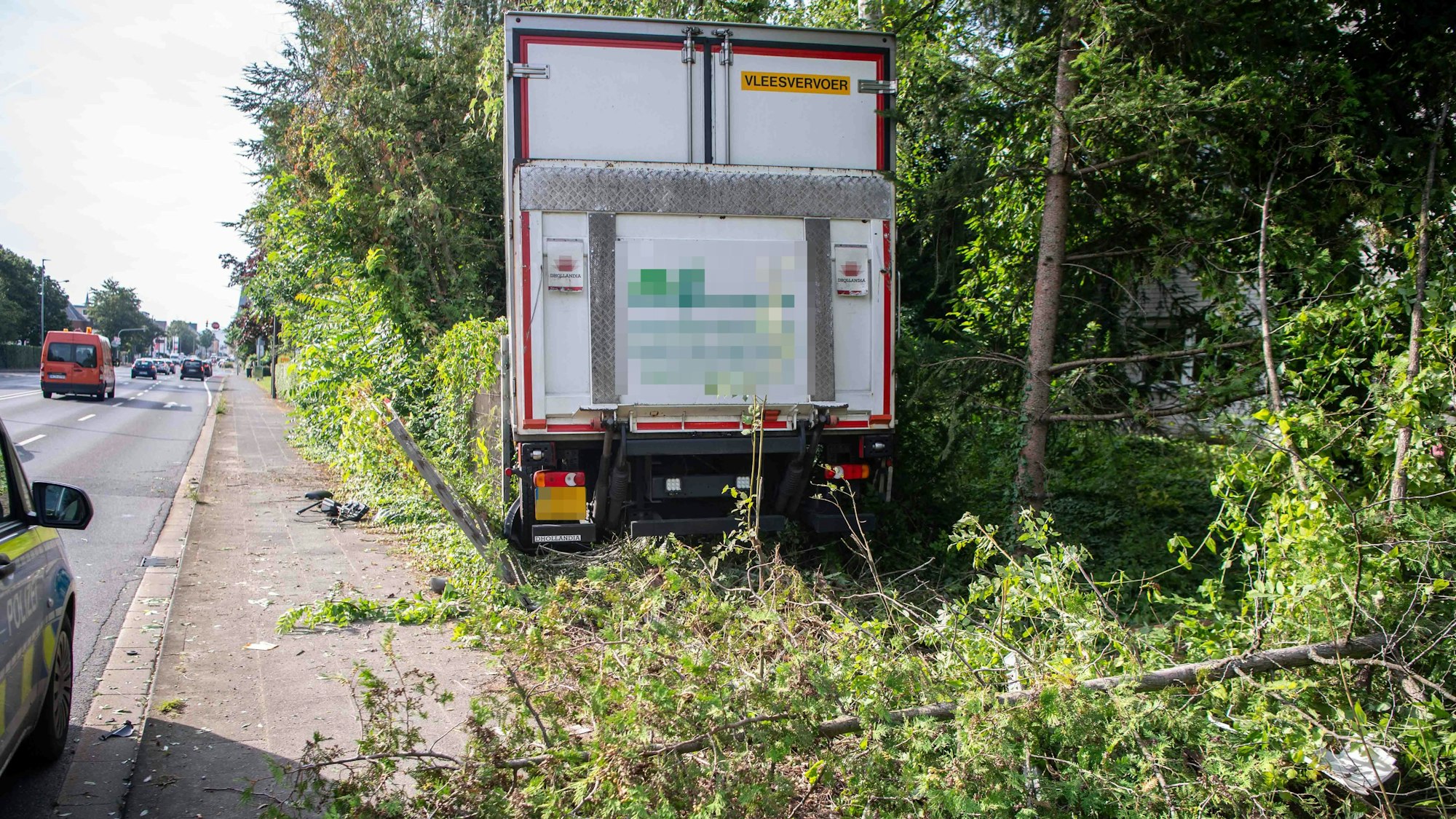 Ein Lkw ist an der Frauenberger Straße von der Fahrbahn abgekommen und in einen Garten gefahren.