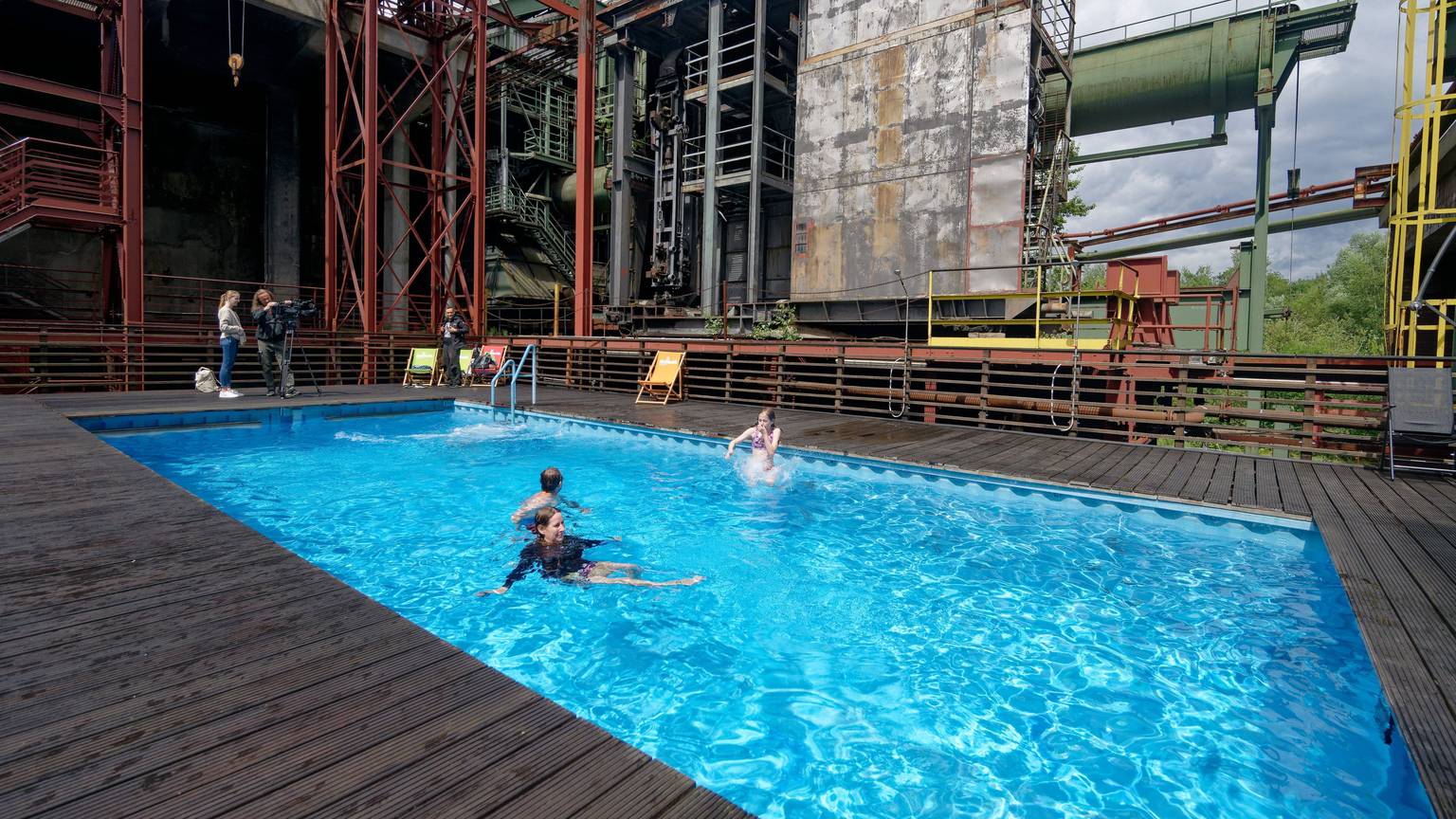 Mutige Badegäste nutzen bei noch kühlem Wetter das Werksschwimmbad der Zeche Zollverein.
