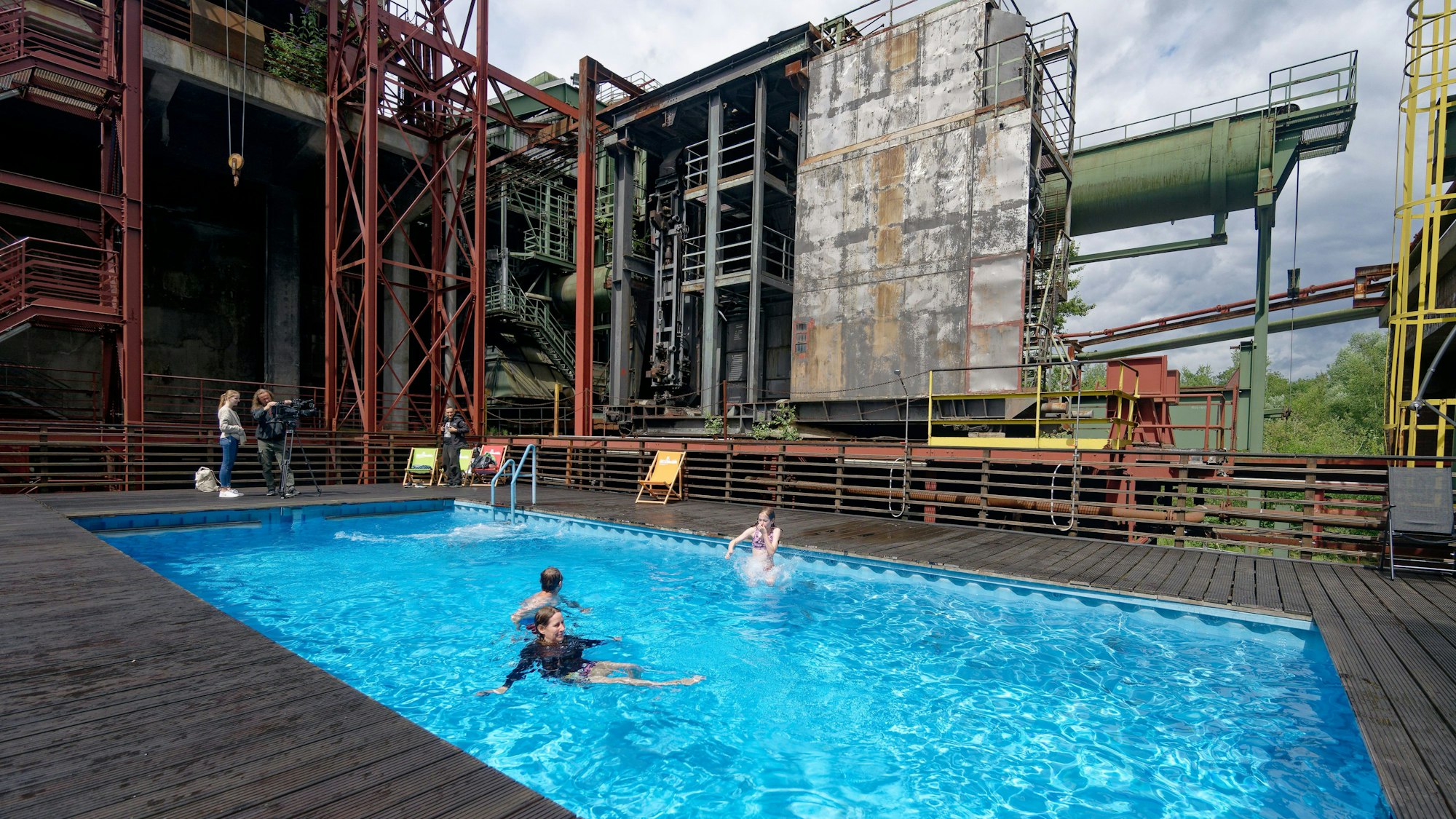 Mutige Badegäste nutzen bei noch kühlem Wetter das Werksschwimmbad der Zeche Zollverein.