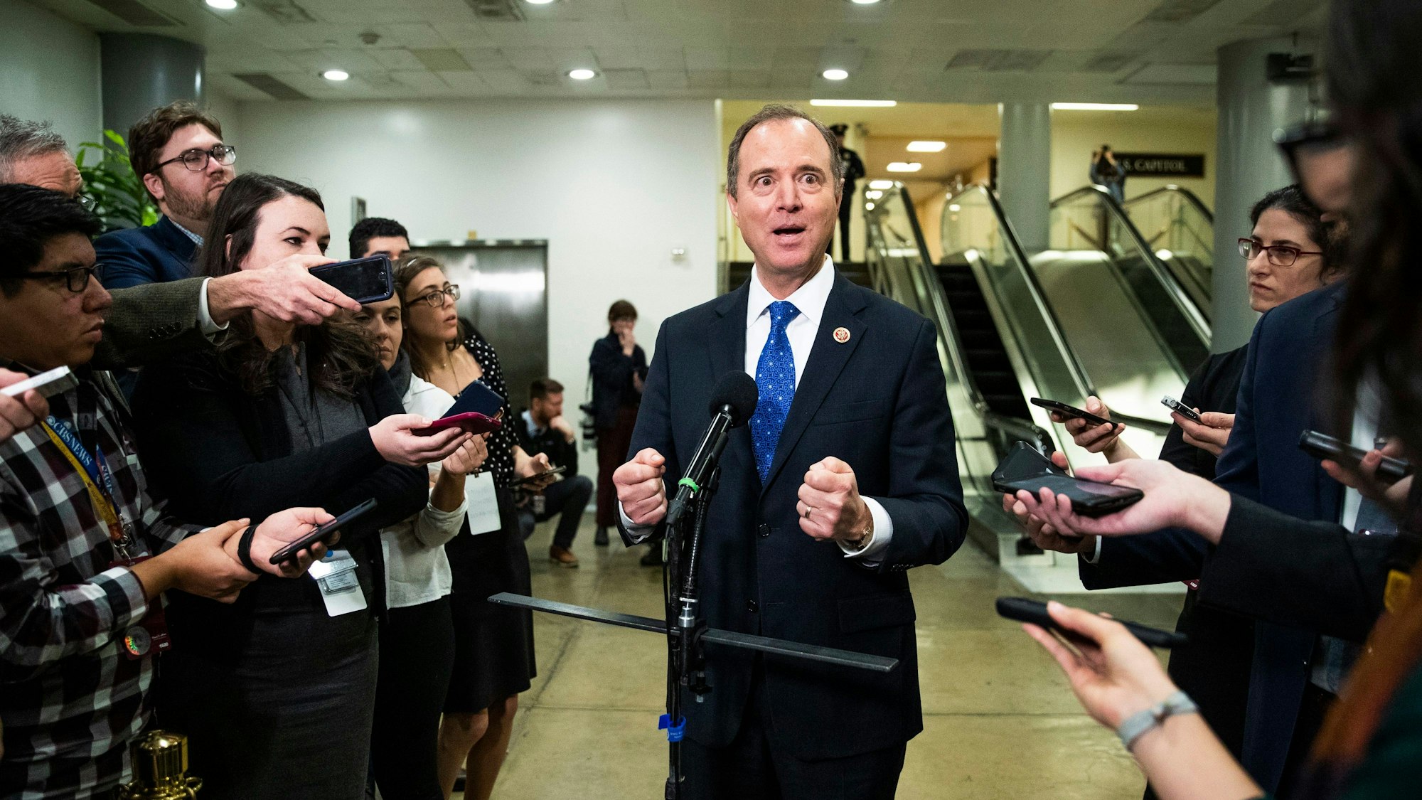 Adam Schiff (M), Leitender Anklagevertreter und Vorsitzende des Geheimdienstausschusses im Repräsentantenhaus, spricht im Rahmen des Amtsenthebungsverfahrens gegen US-Präsident Trump mit Journalisten.