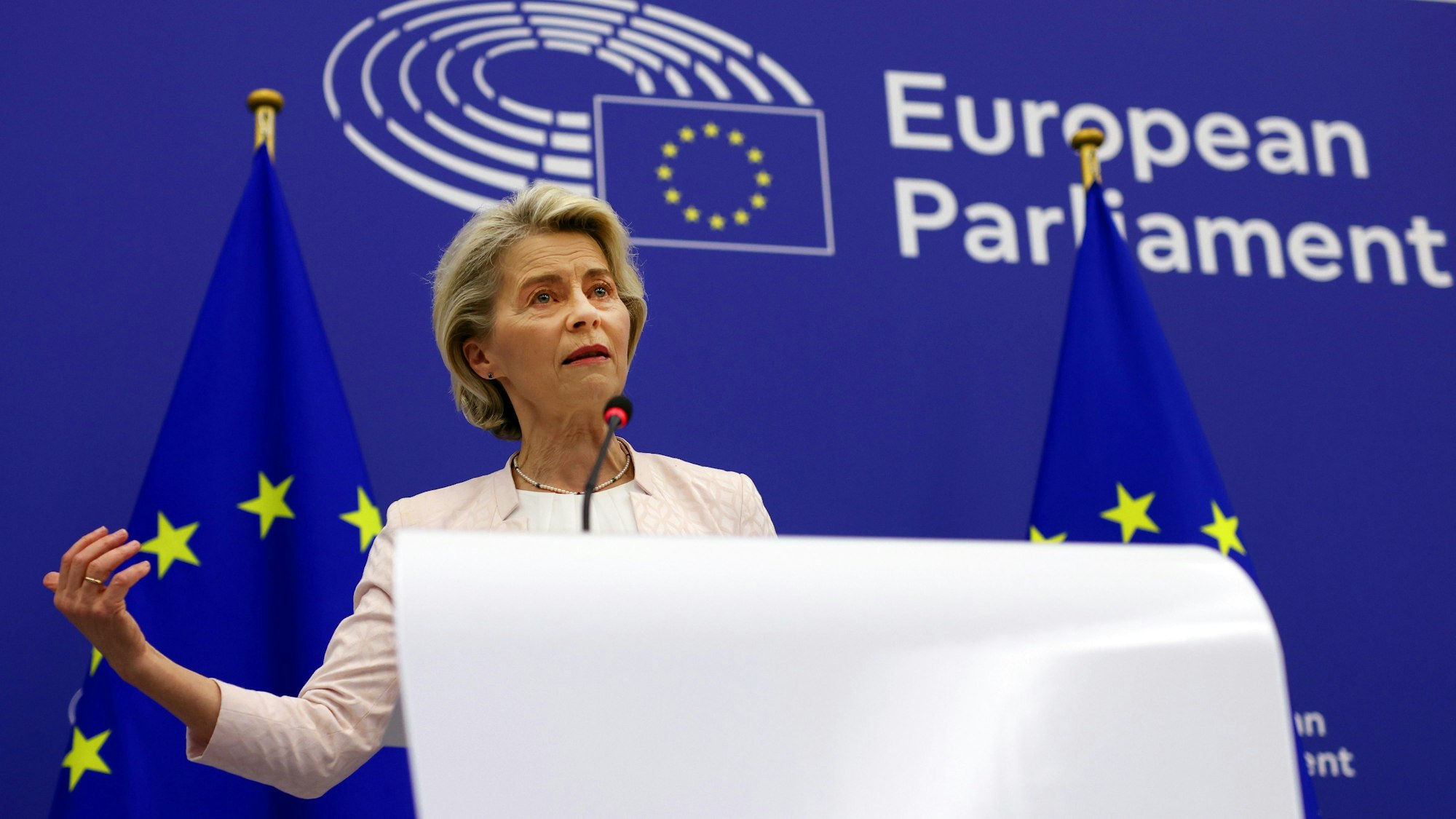 Ursula von der Leyen (CDU), amtierende Präsidentin der Europäischen Kommission, gibt nach ihrer Wahl im Europäischen Parlament ein Pressestatement.