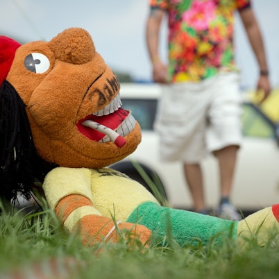 Eine "kiffende" Puppe liegt auf dem Gras.