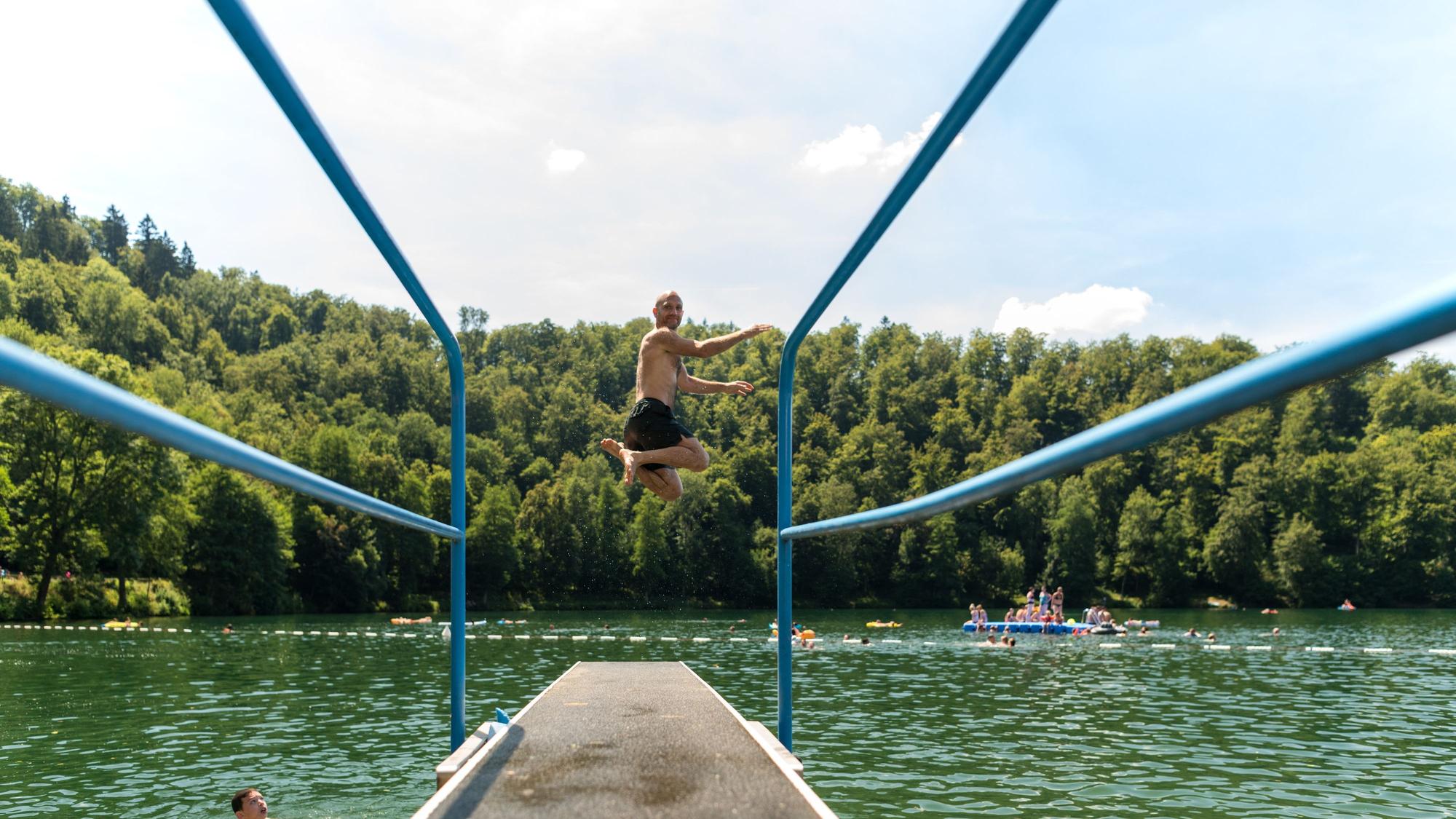 Der Sprungturm im Naturfreibad Gemündener Maar bietet ein tolles Springerlebnis aus verschiedenen Höhen. Wer ganz mutig ist, darf kopfüber aus 7,5 Meter Höhe in das 38 Meter tiefe Wasser eintauchen.
