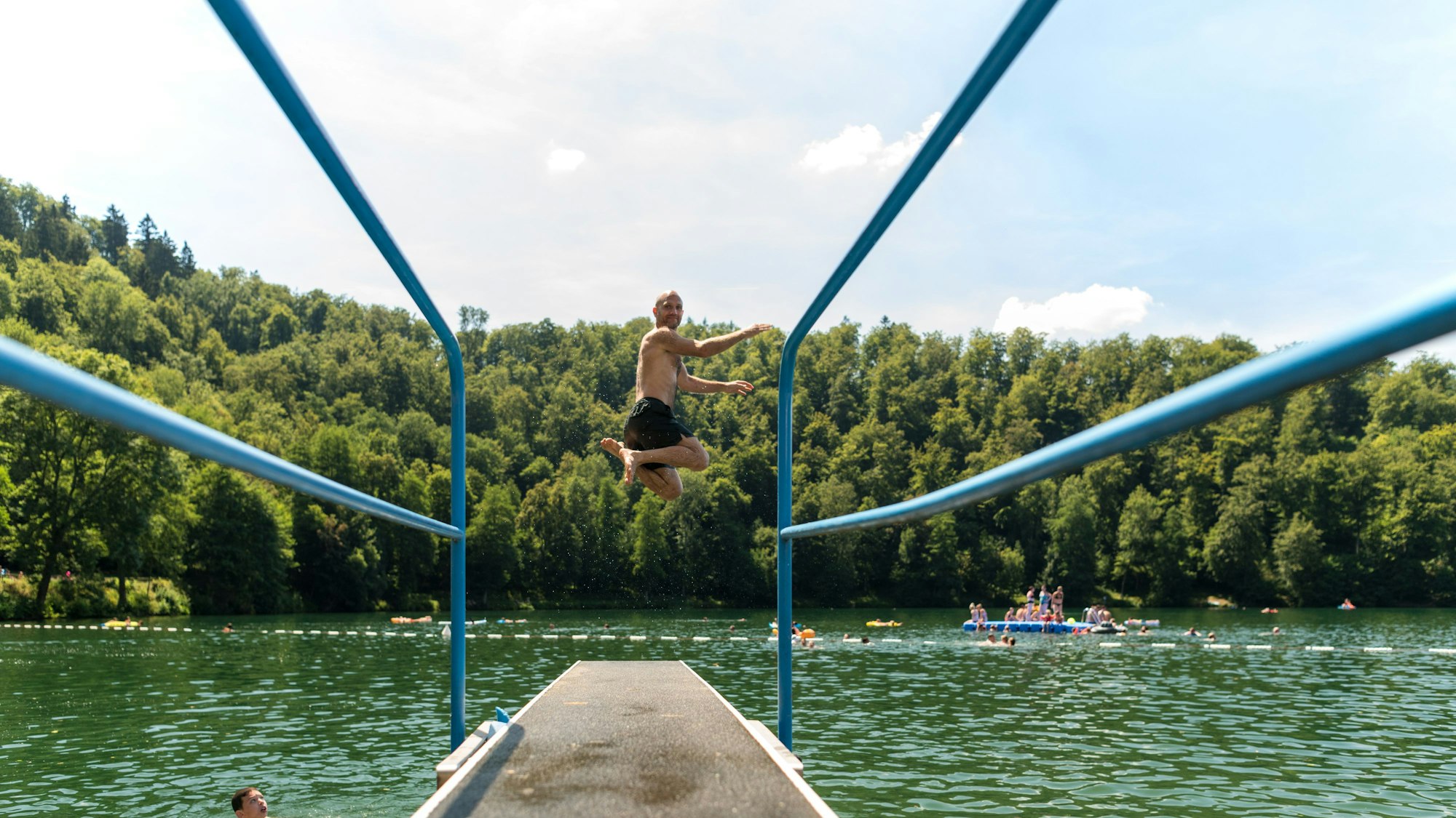 Der Sprungturm im Naturfreibad Gemündener Maar bietet ein tolles Springerlebnis aus verschiedenen Höhen. Wer ganz mutig ist, darf kopfüber aus 7,5 Meter Höhe in das 38 Meter tiefe Wasser eintauchen.