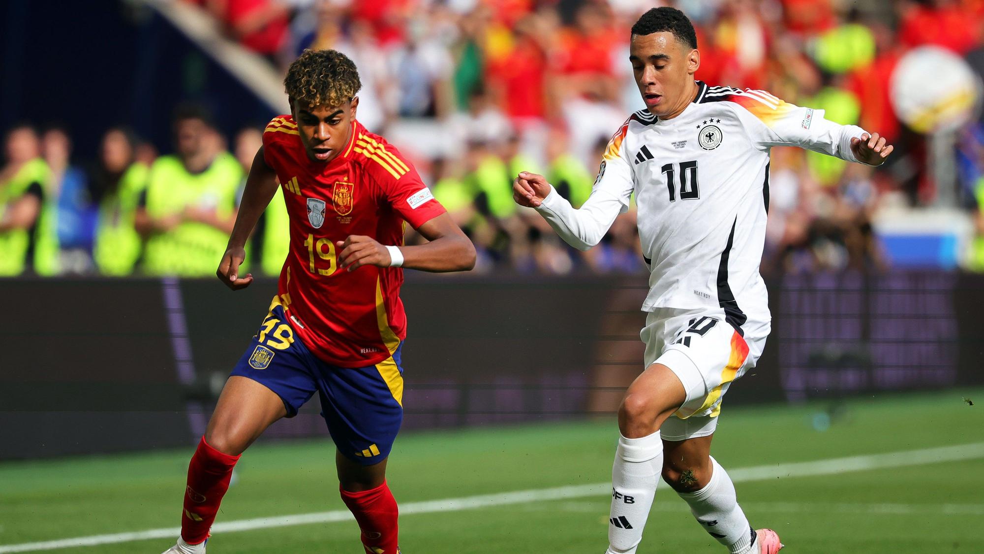 Spaniens Lamine Yamal (l.) und Deutschlands Jamal Musiala kämpfen um den Ball.