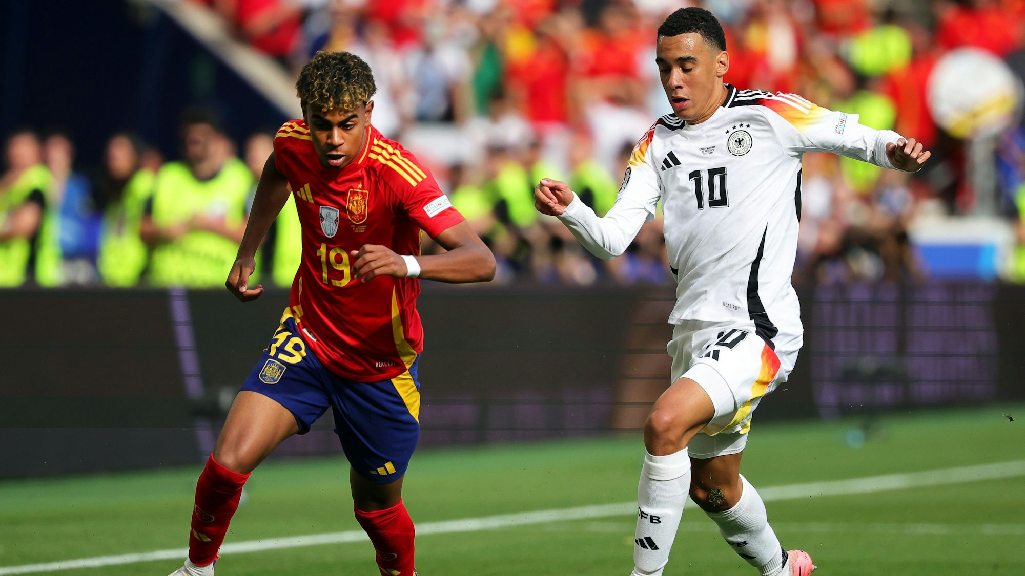 Spaniens Lamine Yamal (l.) und Deutschlands Jamal Musiala kämpfen um den Ball.