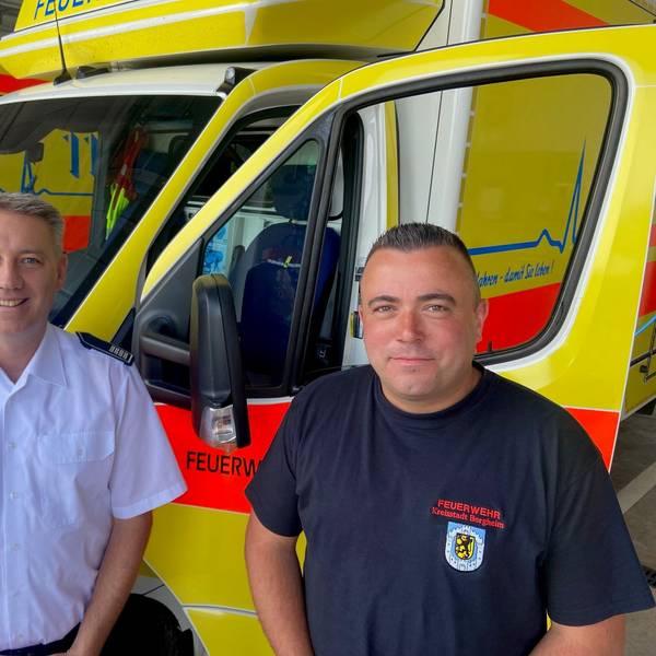 Auf dem Bild sind zwei Feuerwehrchefs zu sehen.