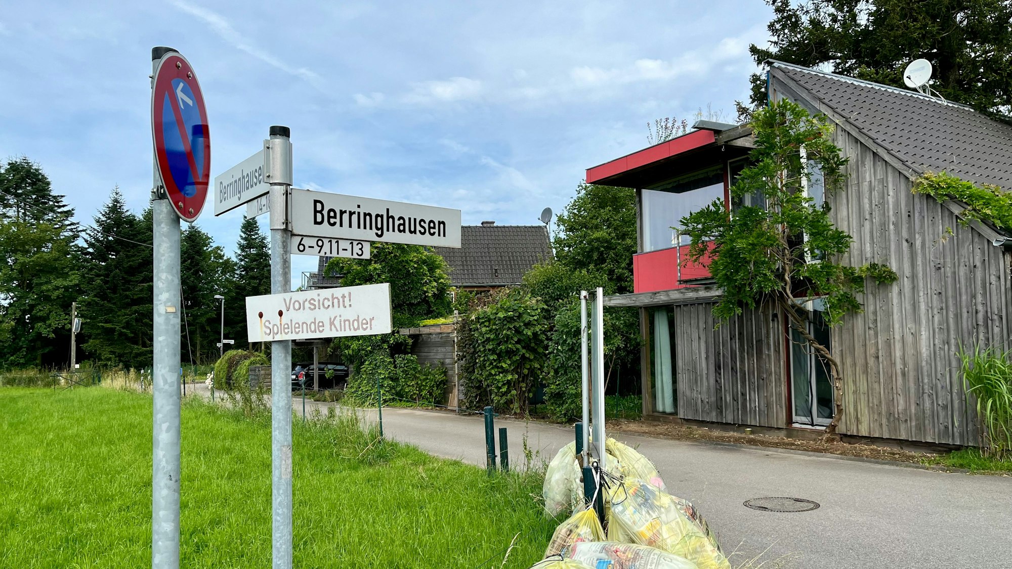 Der Ortseingang von Berringhausen mit einem typischen Schneider-Haus.