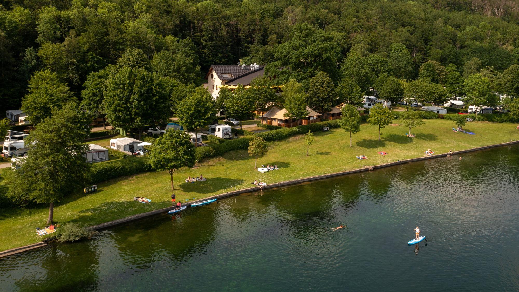 Der Laacher See in der östlichen Vulkaneifel ist mit seinen rund 3,3 Quadratkilometern und mehr als 50 Metern Wassertiefe der größte See in Rheinland-Pfalz.