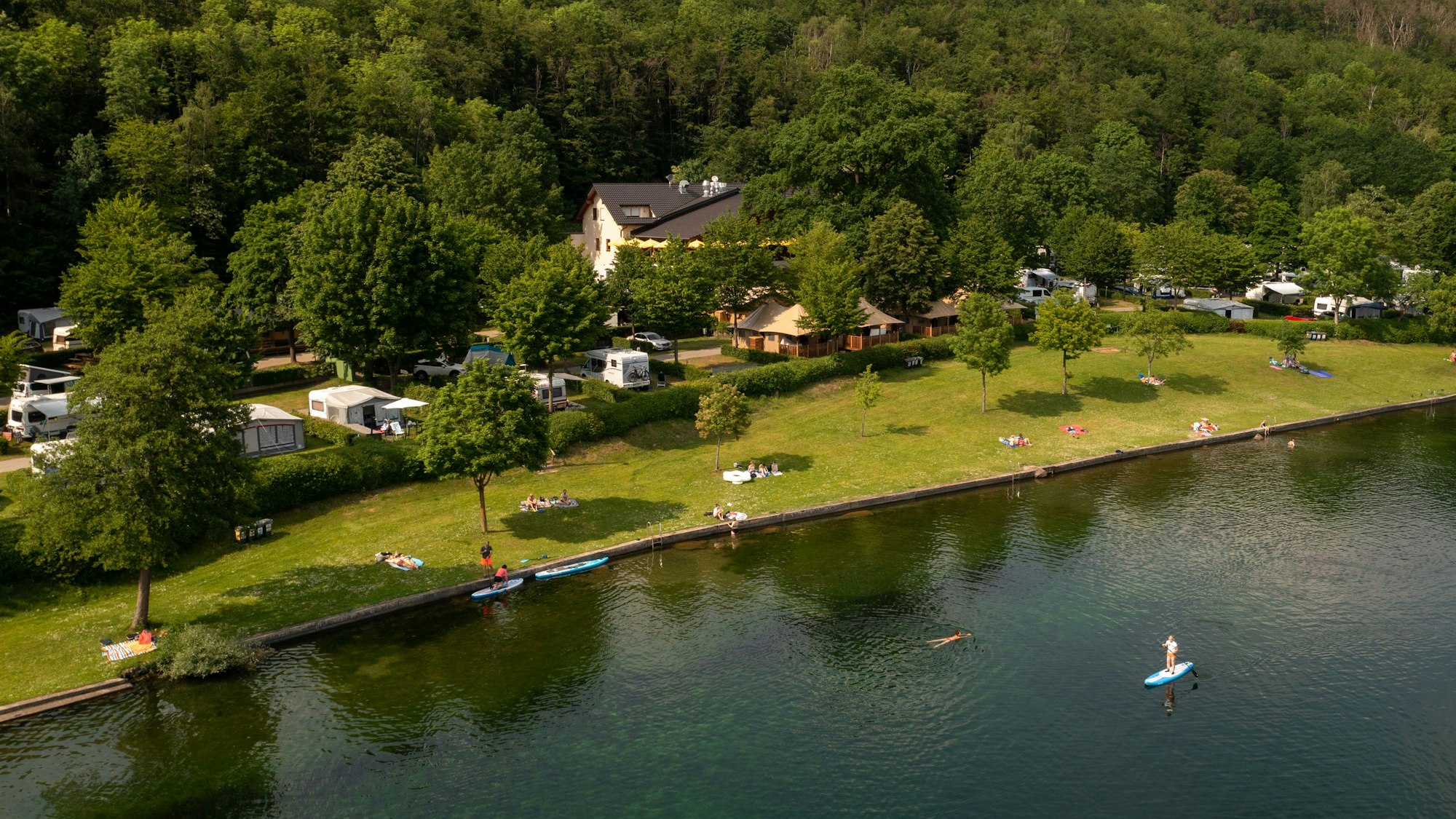 Der Laacher See in der östlichen Vulkaneifel ist mit seinen rund 3,3 Quadratkilometern und mehr als 50 Metern Wassertiefe der größte See in Rheinland-Pfalz.