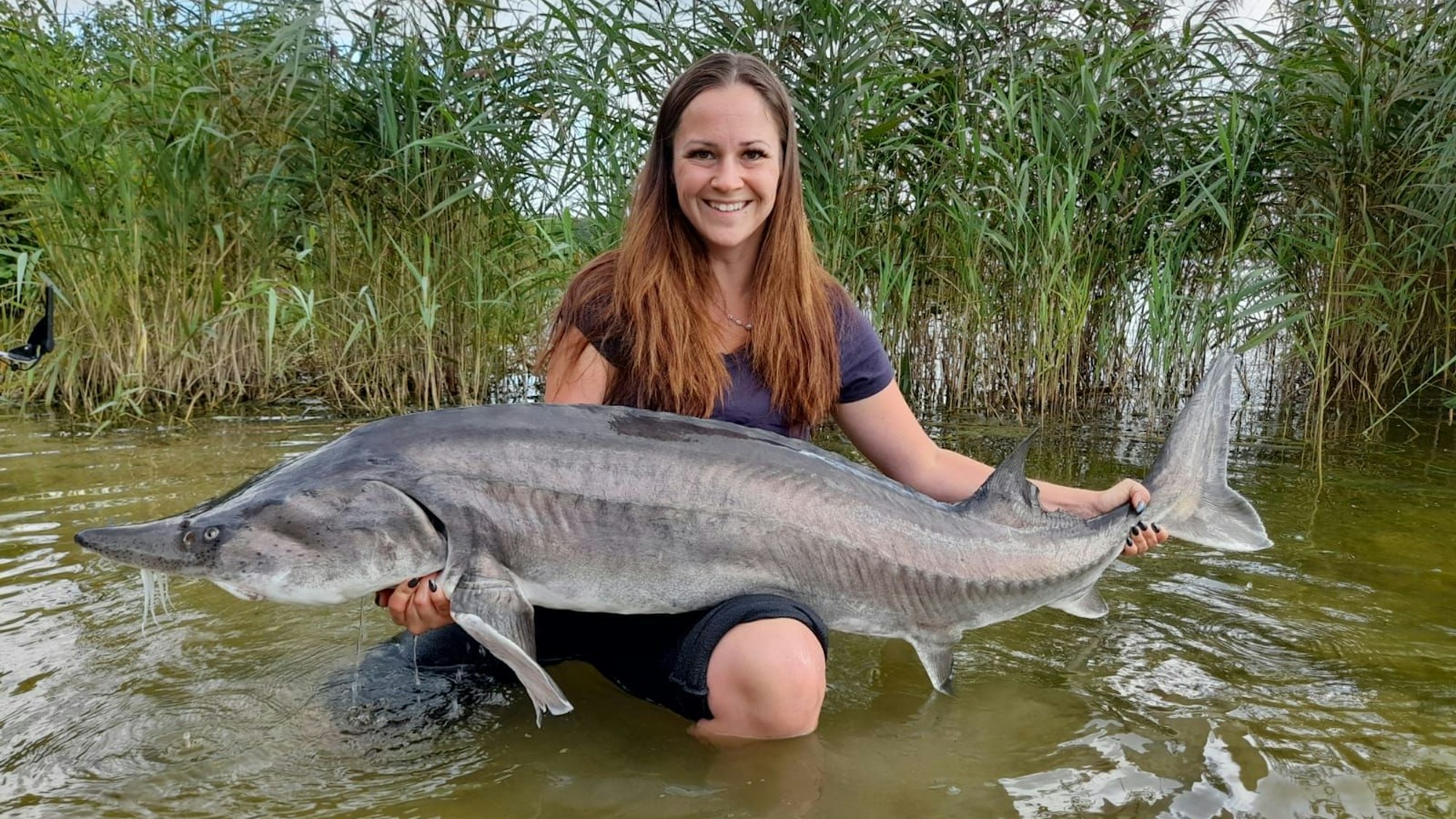 Laura Pfeufer ist eine von wenigen Frauen in der männerdominierten Angelszene.