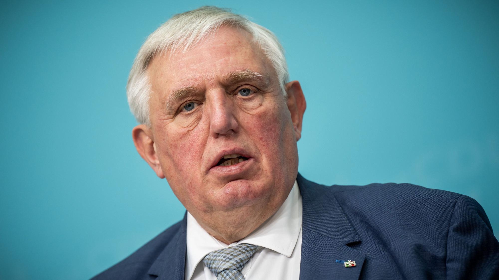 Gesundheitsminister Karl-Josef Laumann spricht bei der Pressekonferenz.