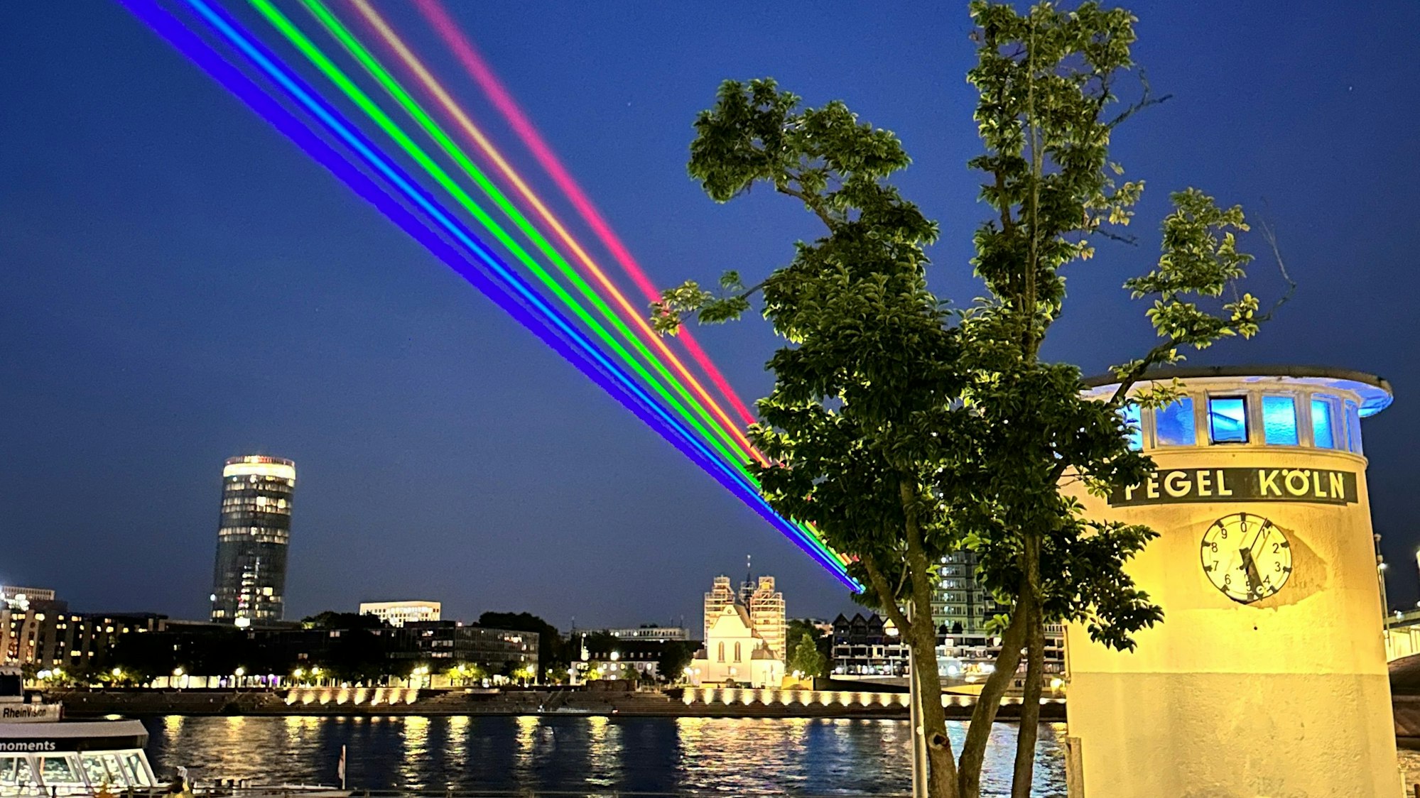 Laser-Regenbogen in Köln.
