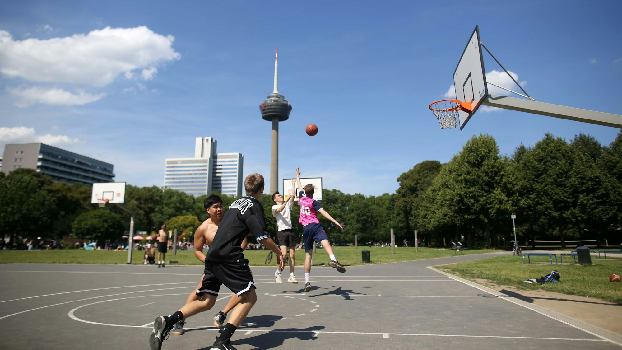 Viel Betrieb herrscht im Sommer auf dem Basketball-Court am Colonius.